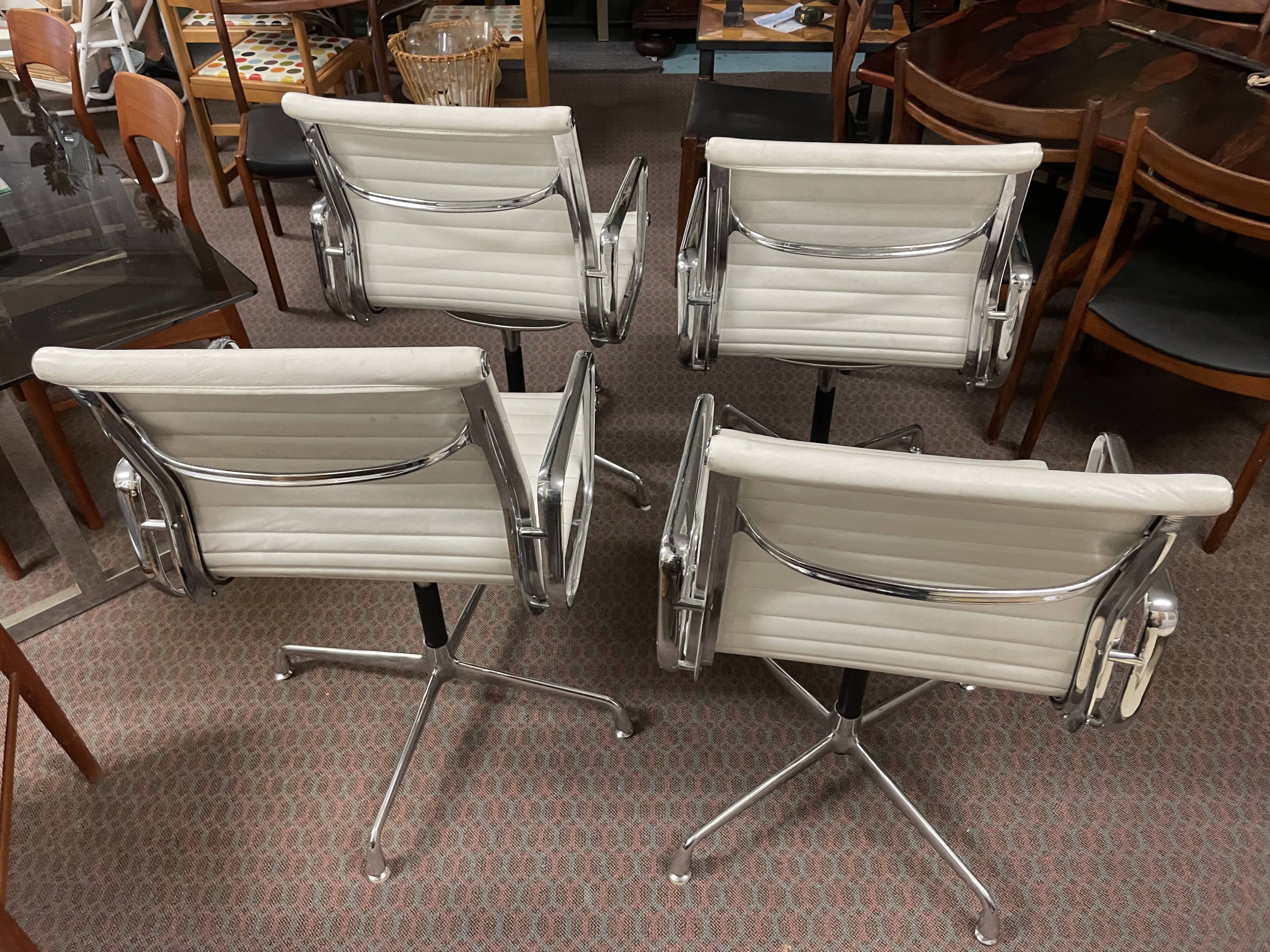 Suite of 4 armchairs in white Ray and Charles Eames leather