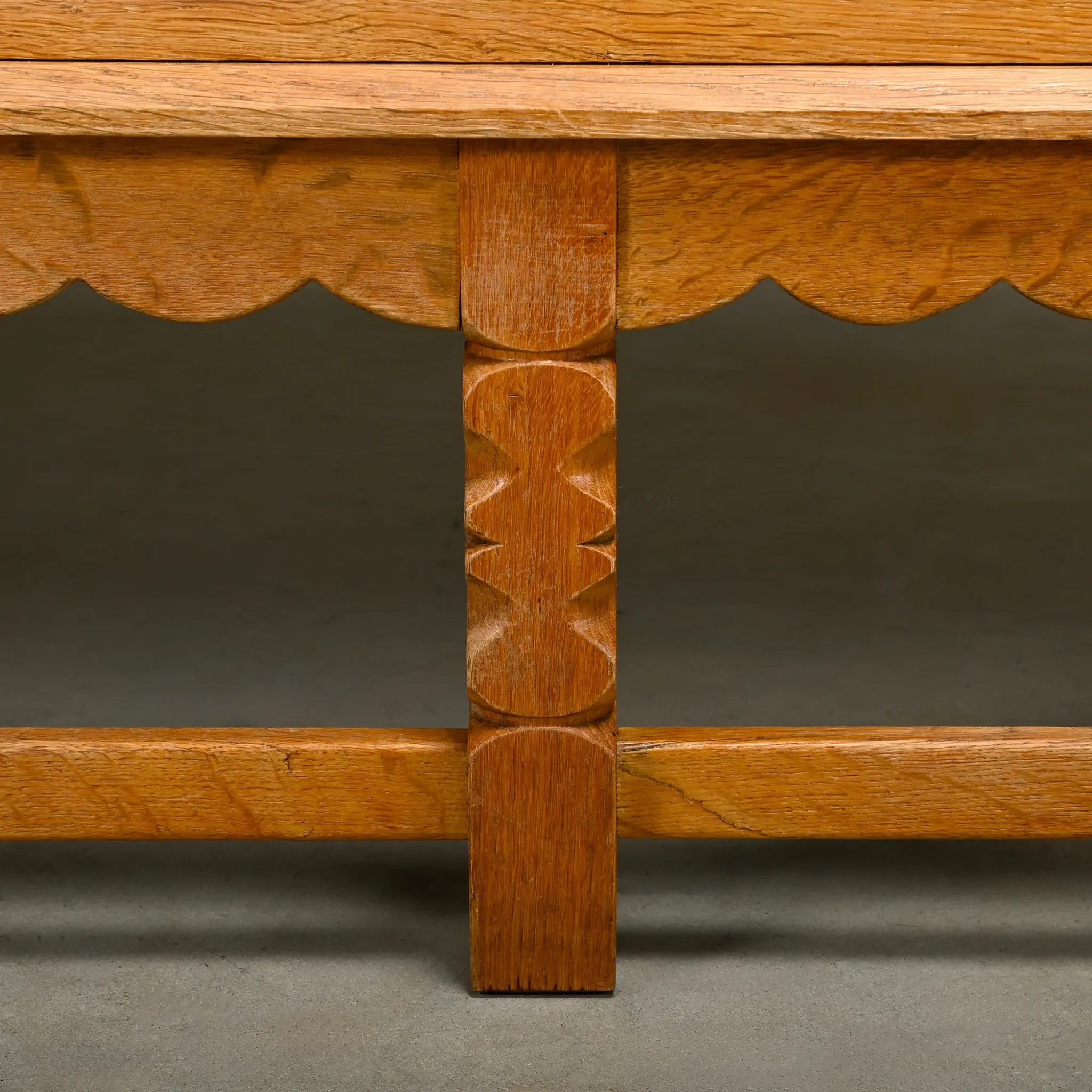 Henning Kjærnulf grand buffet mid-century brutaliste en chêne, années 1960