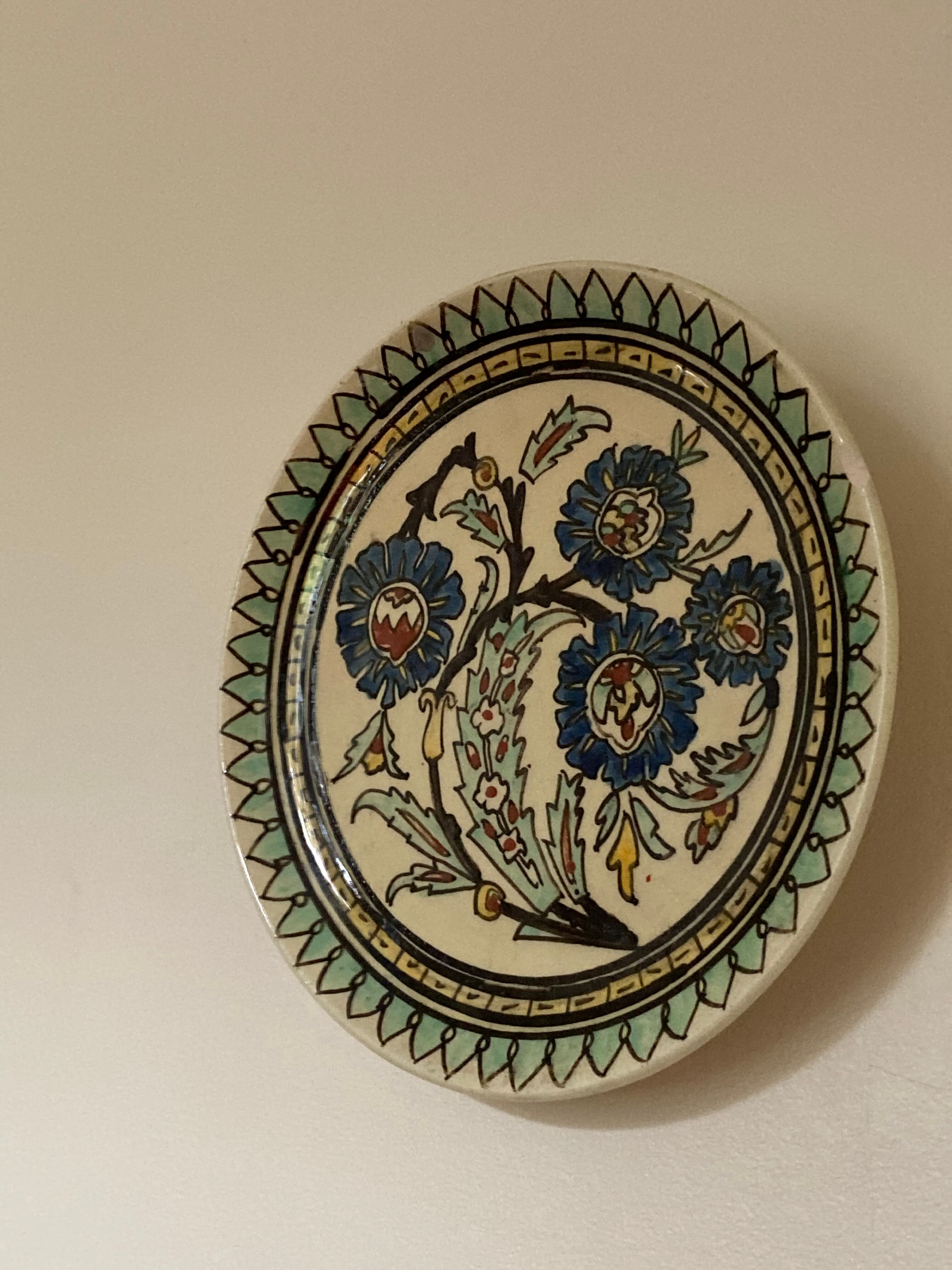 Assiette décorative à décor de fleurs vert