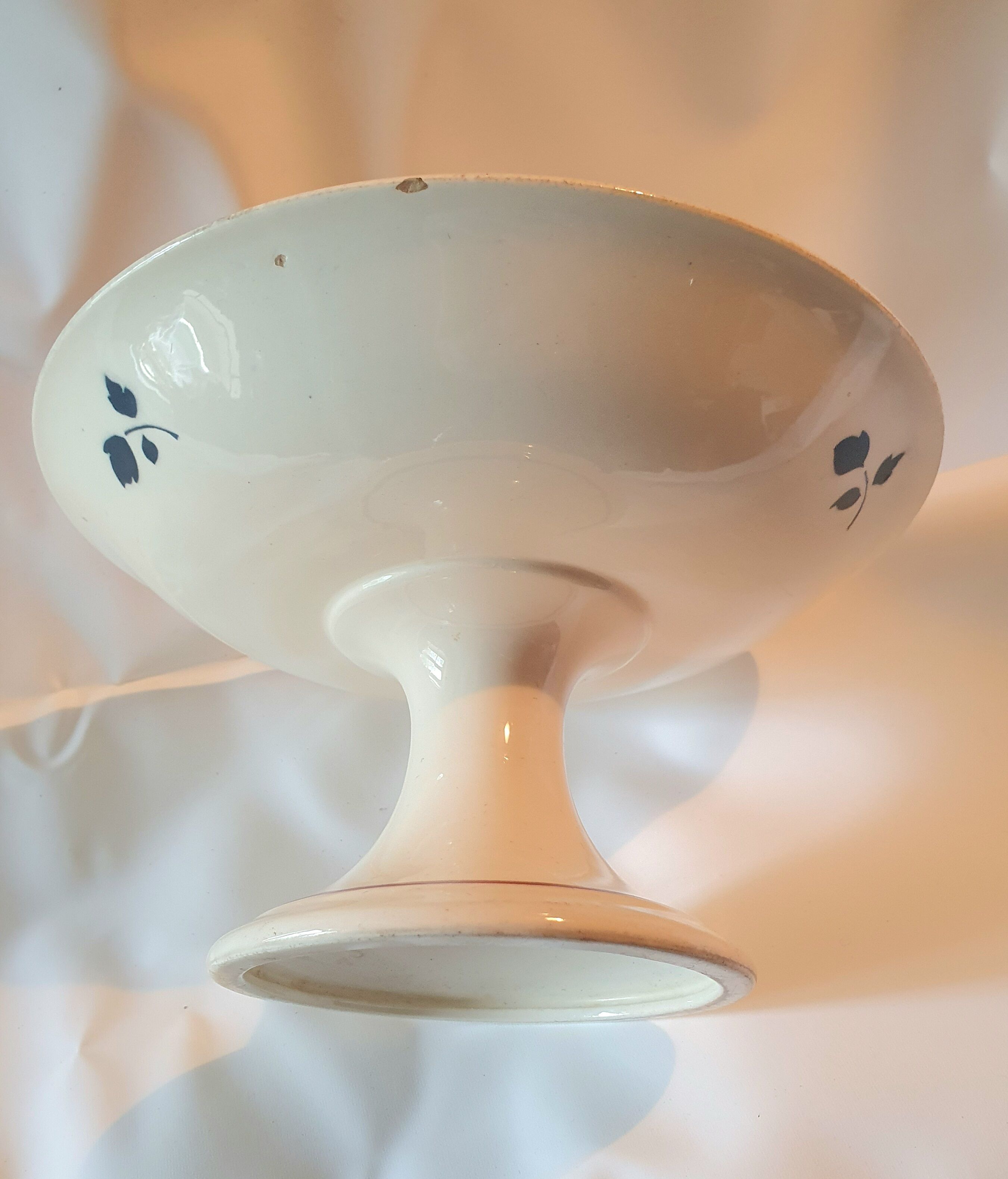 Cut on foot earthenware decoration roses