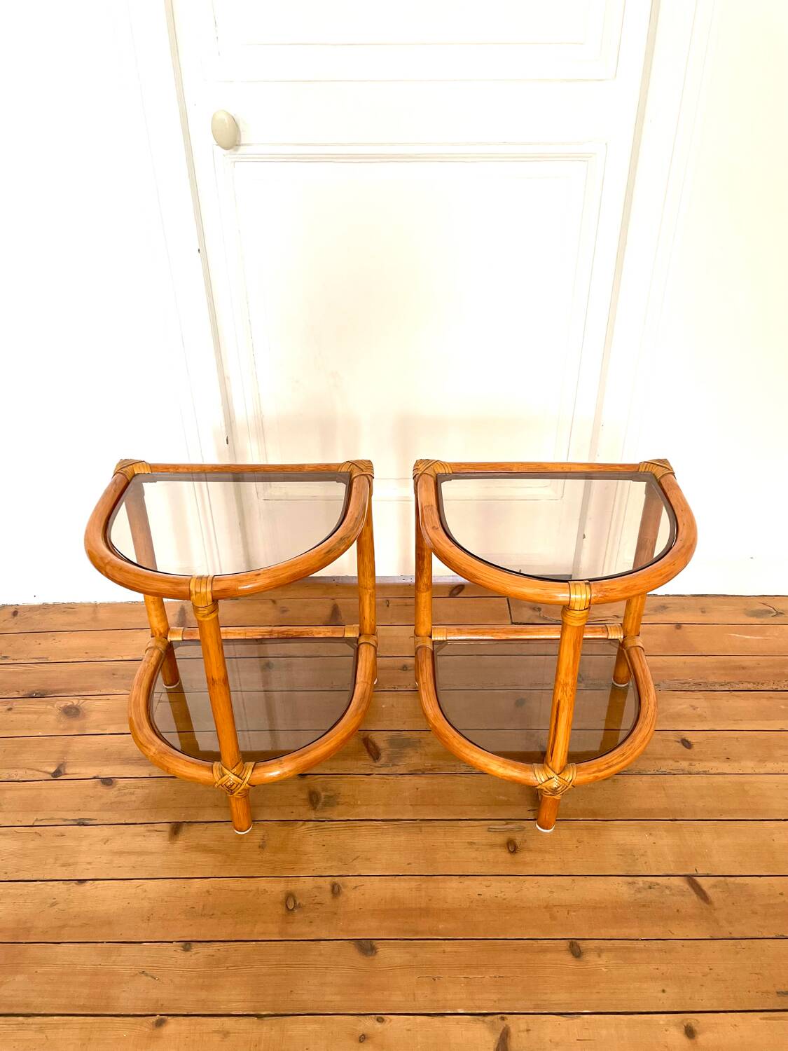 Paire de tables de chevet vintage en rotin et verre fumé