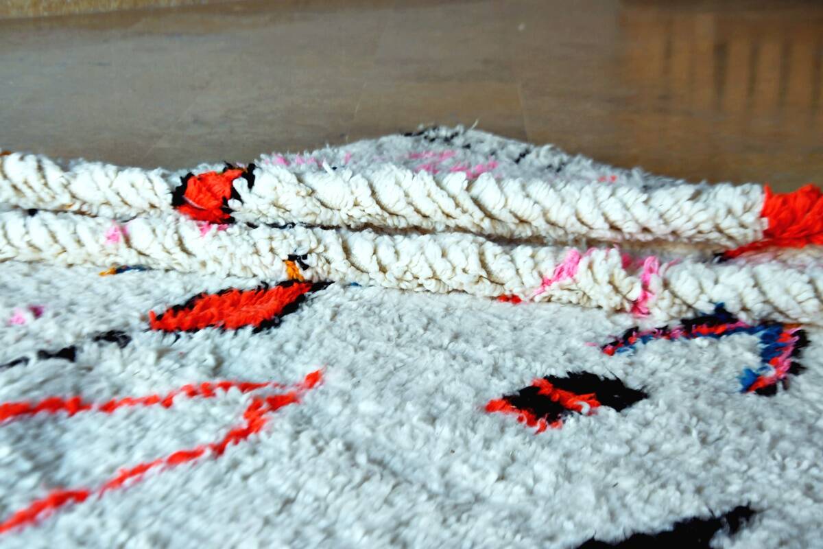 Moroccan Berber rug Azilal 282 x 182 cm New White/Orange