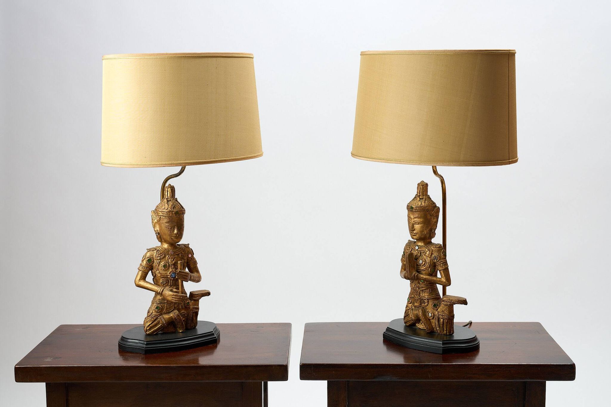 Paire de lampes  de table Bouddha en bois avec abat-jours