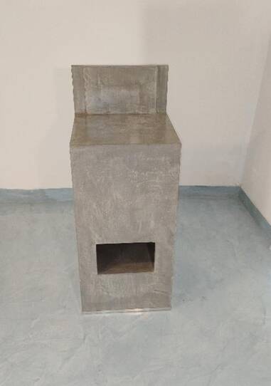 High pedestal / Architectural pedestal in polished concrete in Neo-Brutalist style