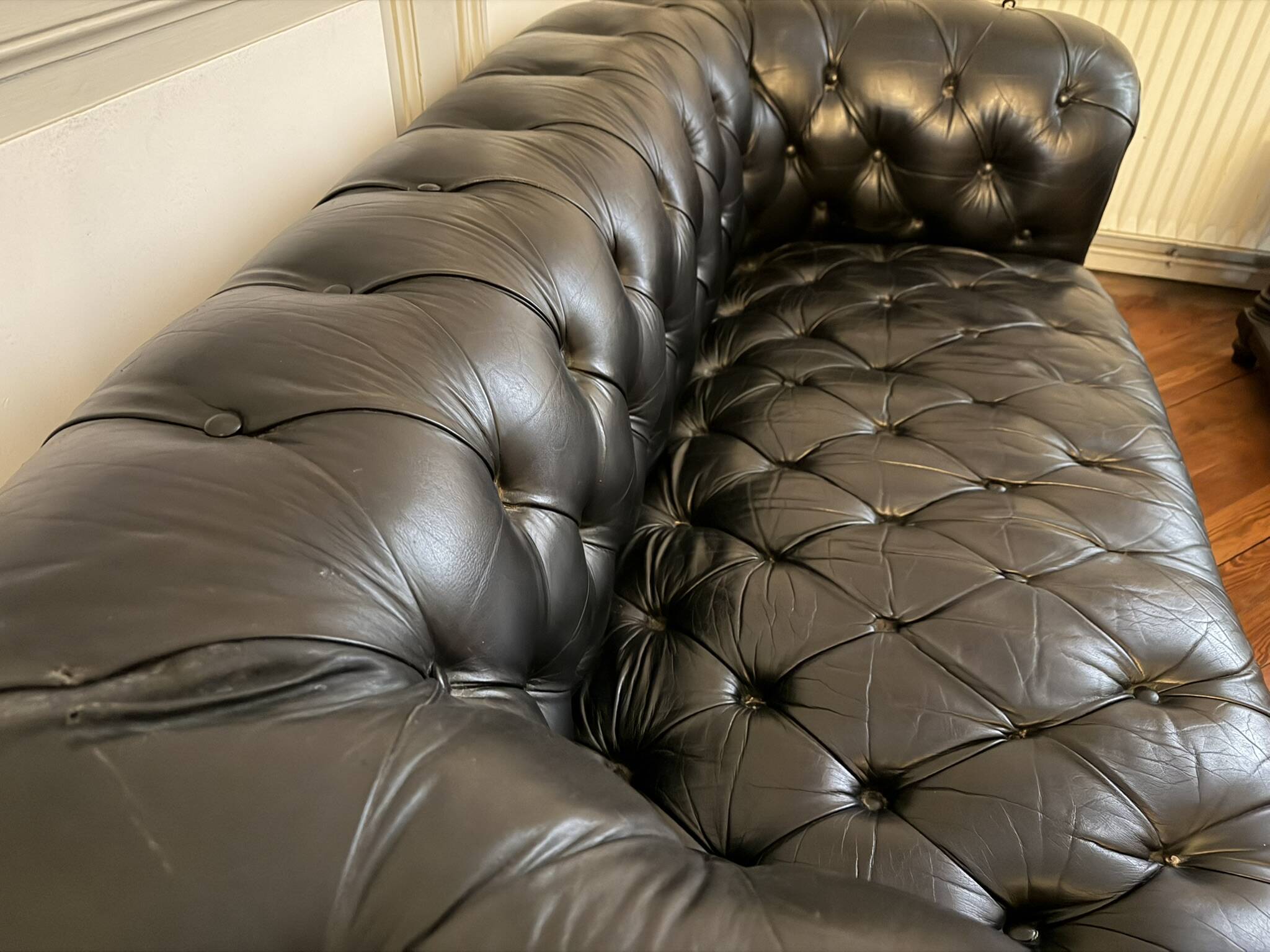 Canapé Chesterfield cuir noir + paire de fauteuils
