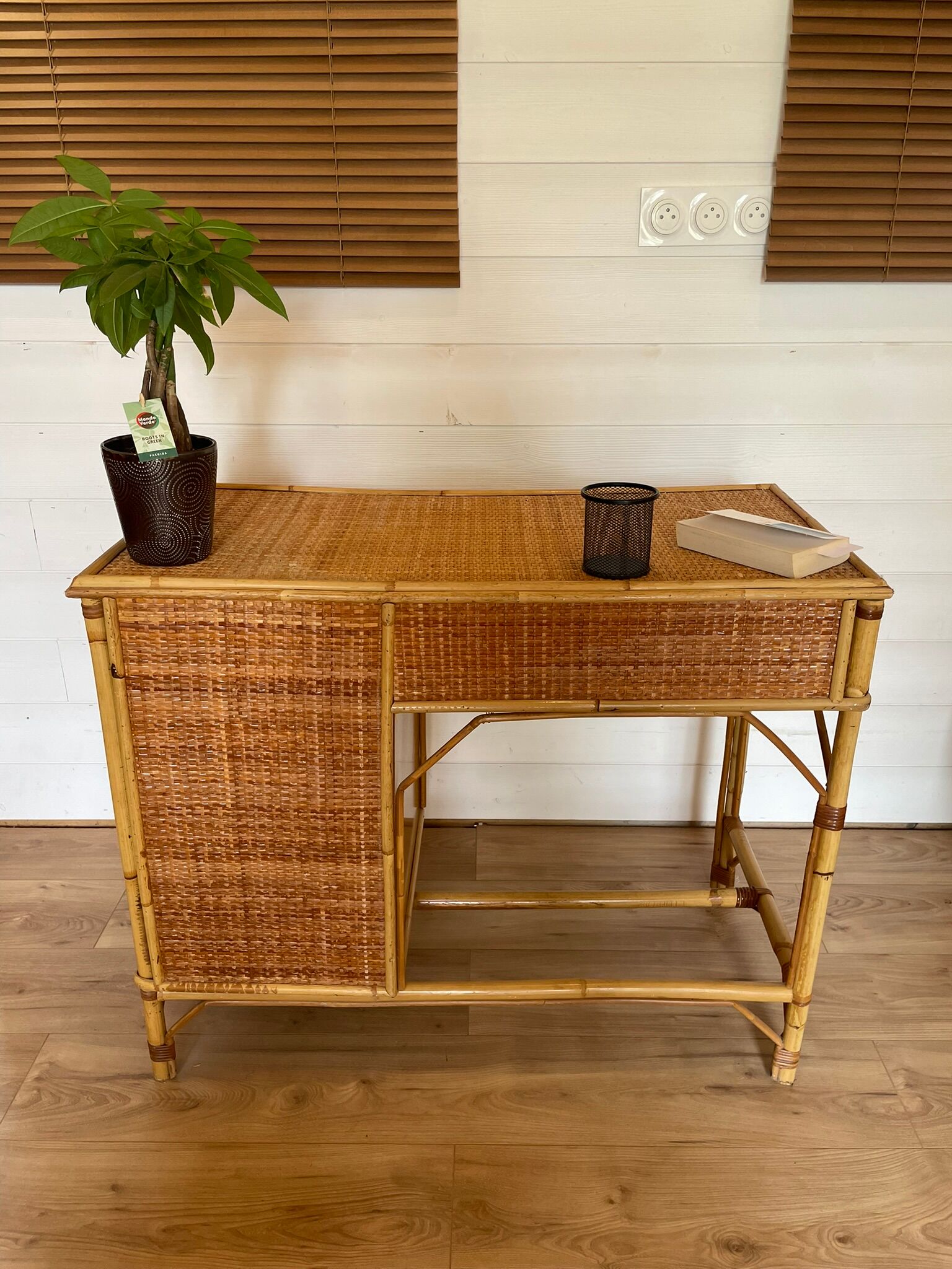 Vintage rattan and woven wicker desk with 4 drawers – Centrepiece – Style