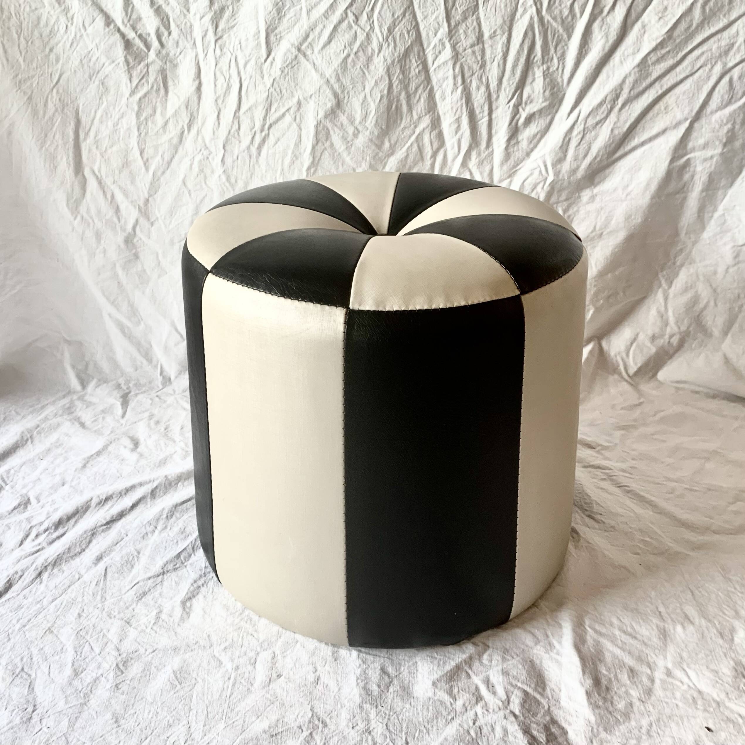 Vintage round pouf in black and white skai
