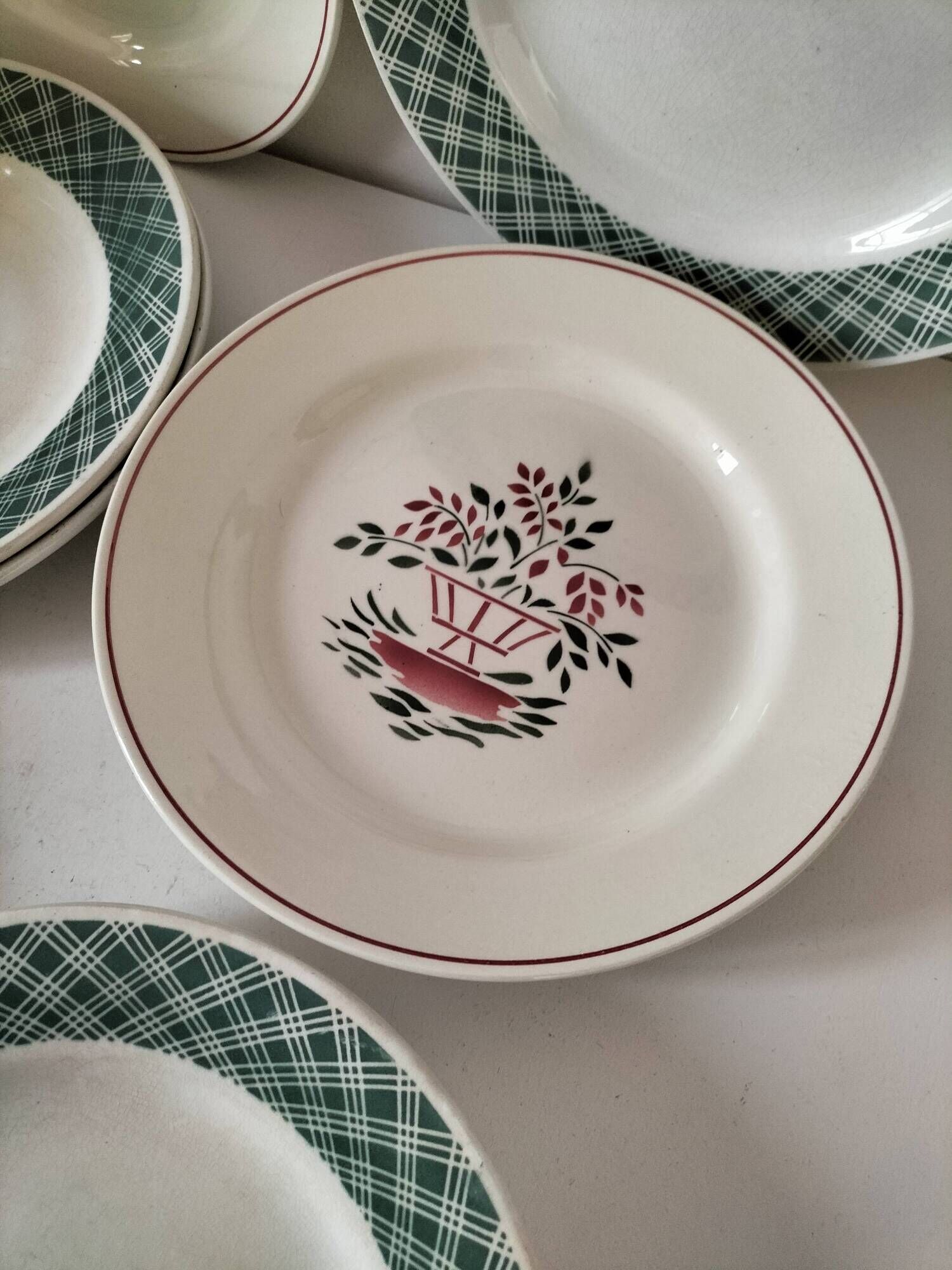 Mix of 10 ironstone plates, HBCM Agnès decoration - St Amand decoration 2070