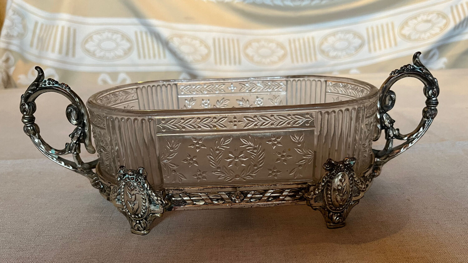 Coupe en verre ciselé  et métal argenté  vintage