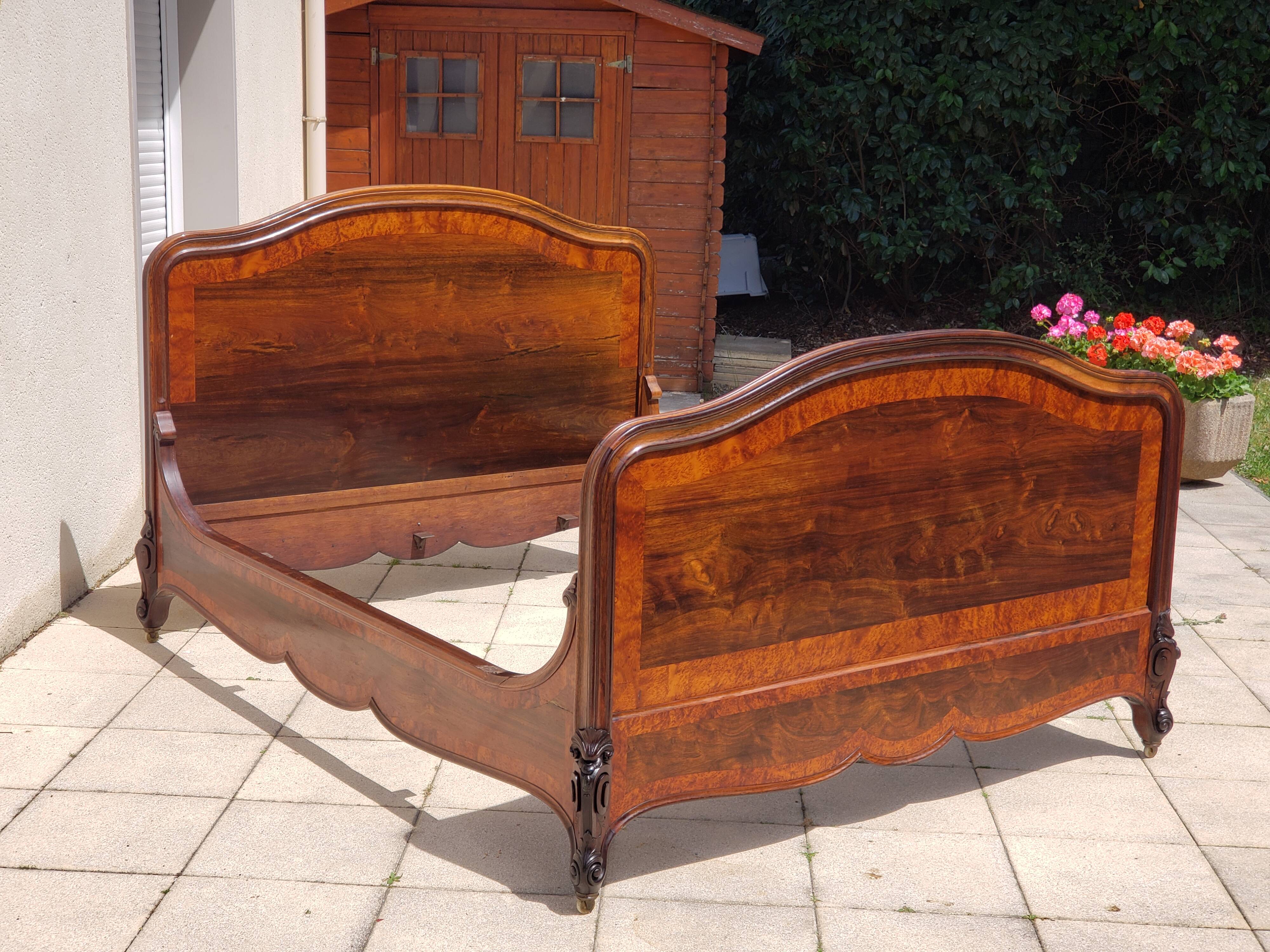 Bed in solid walnut and very old walnut burl