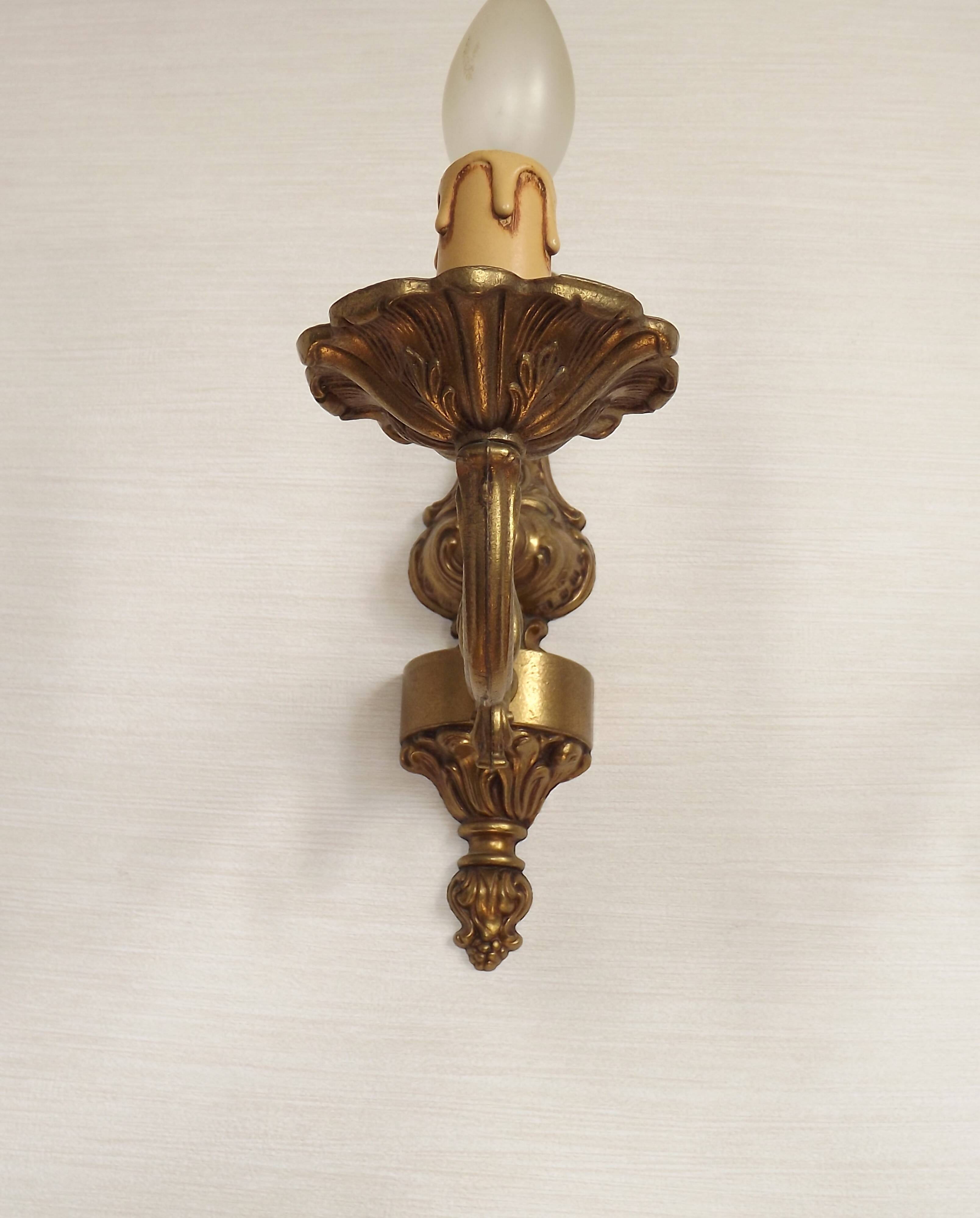 Pair Of Elegant Vintage French Traditional Style Bronze Single Wall Lights