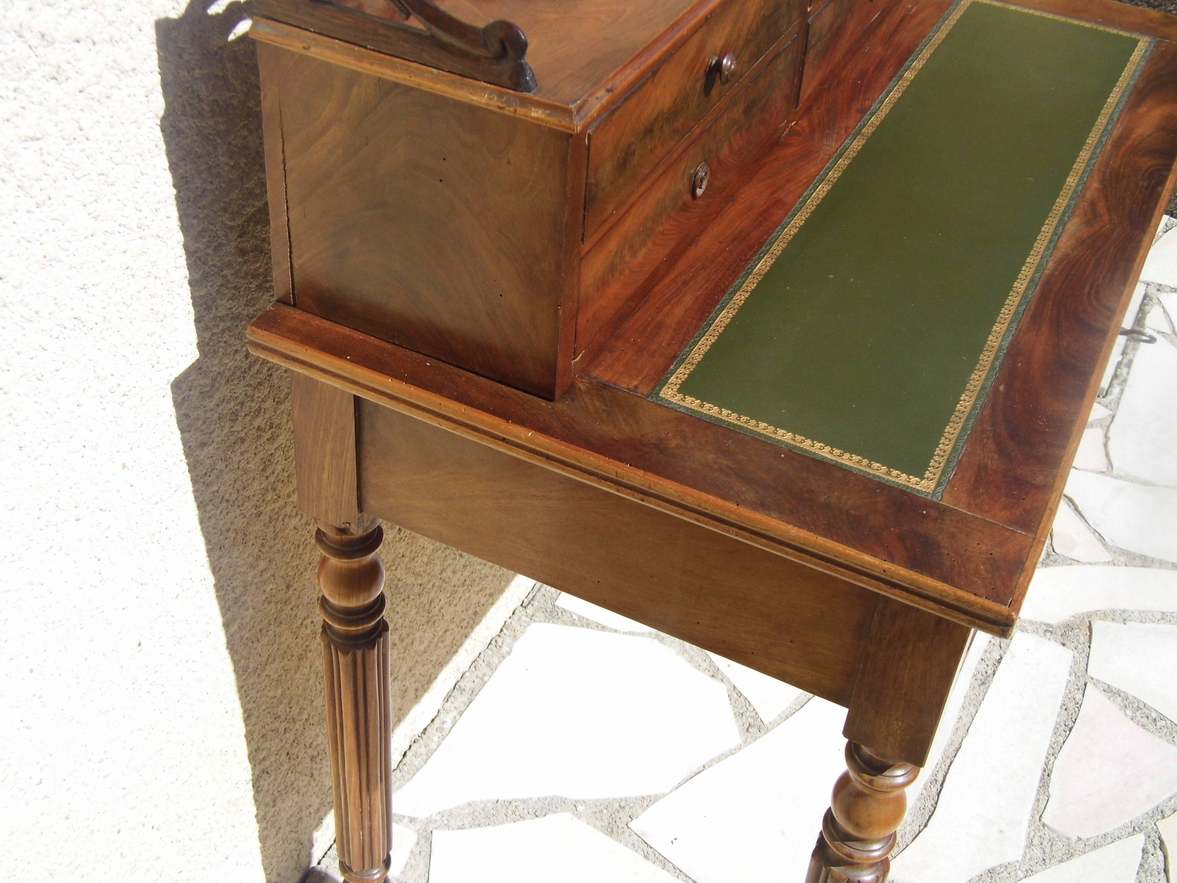 Bureau de dame ancien en acajou et cuir