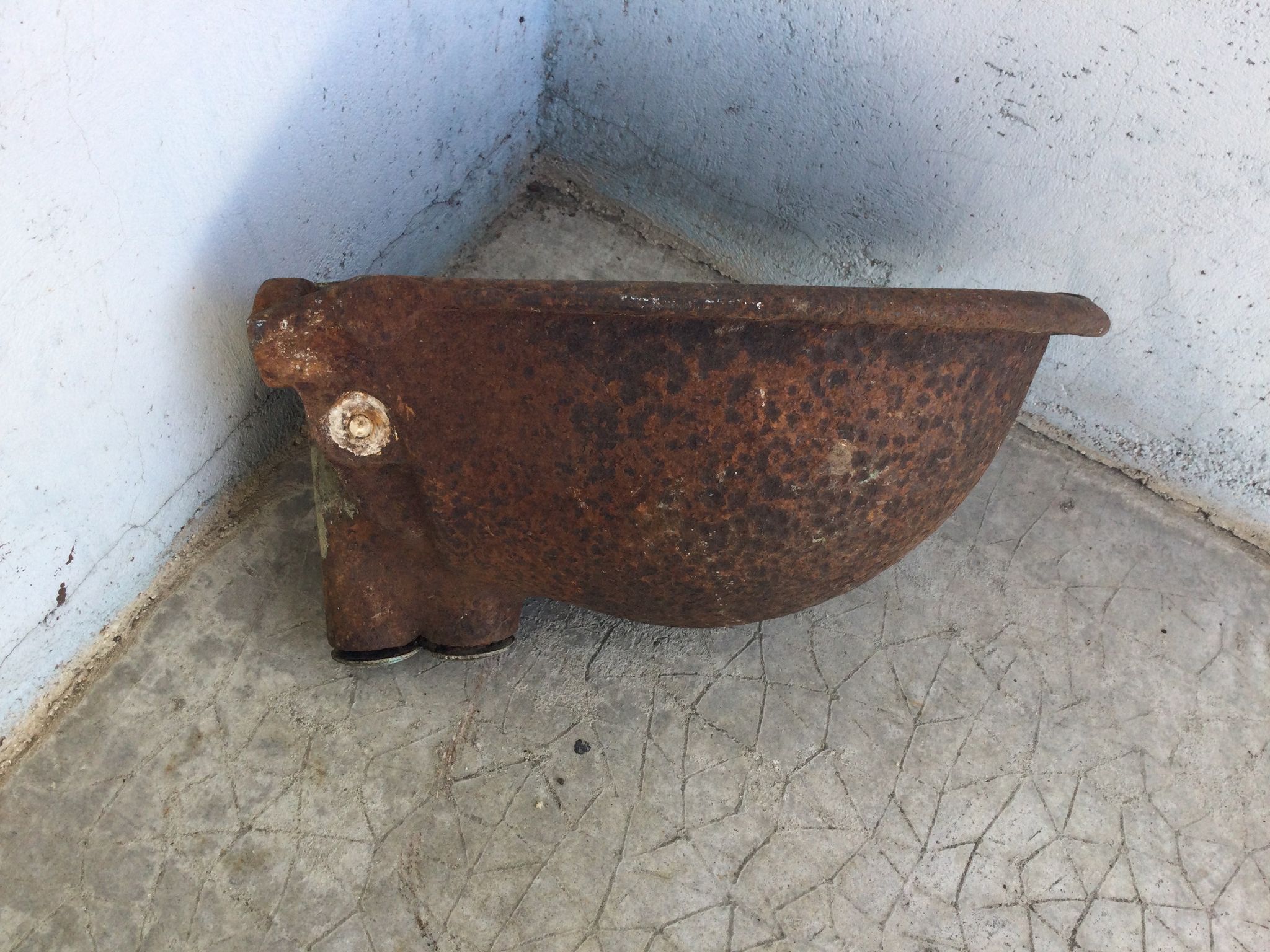 Cast-iron wall planter