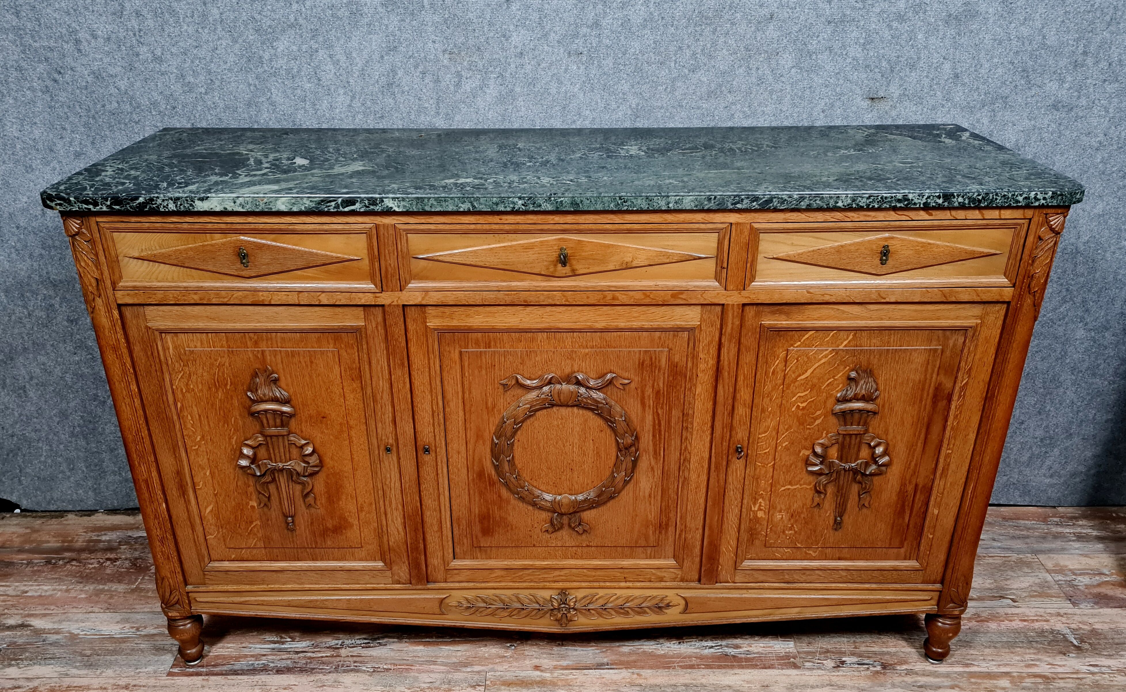 Important buffet in empire row in oak with blond patina around 1900