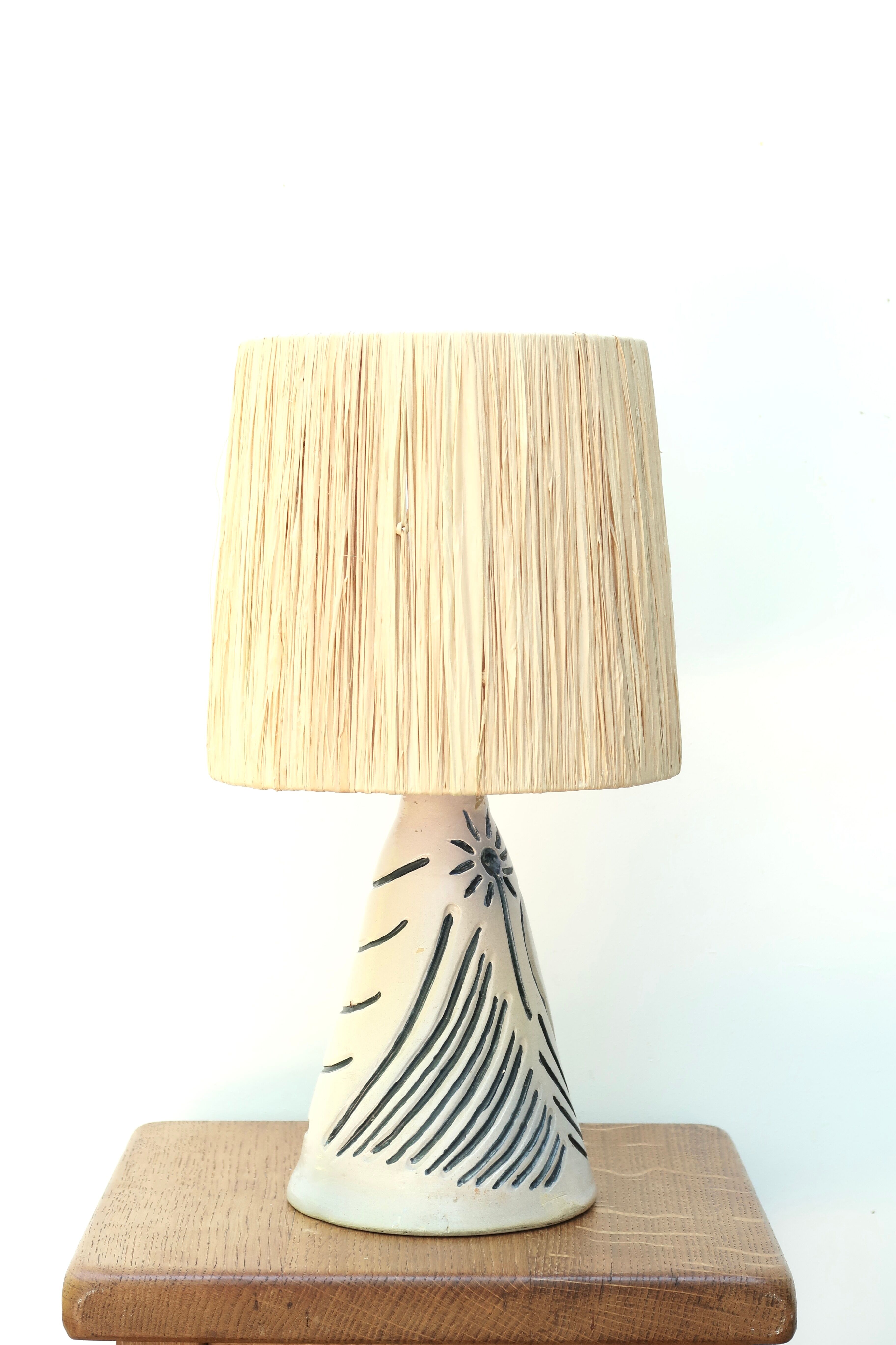 Lampe blanche et bleue en céramique, abat jour en raphia