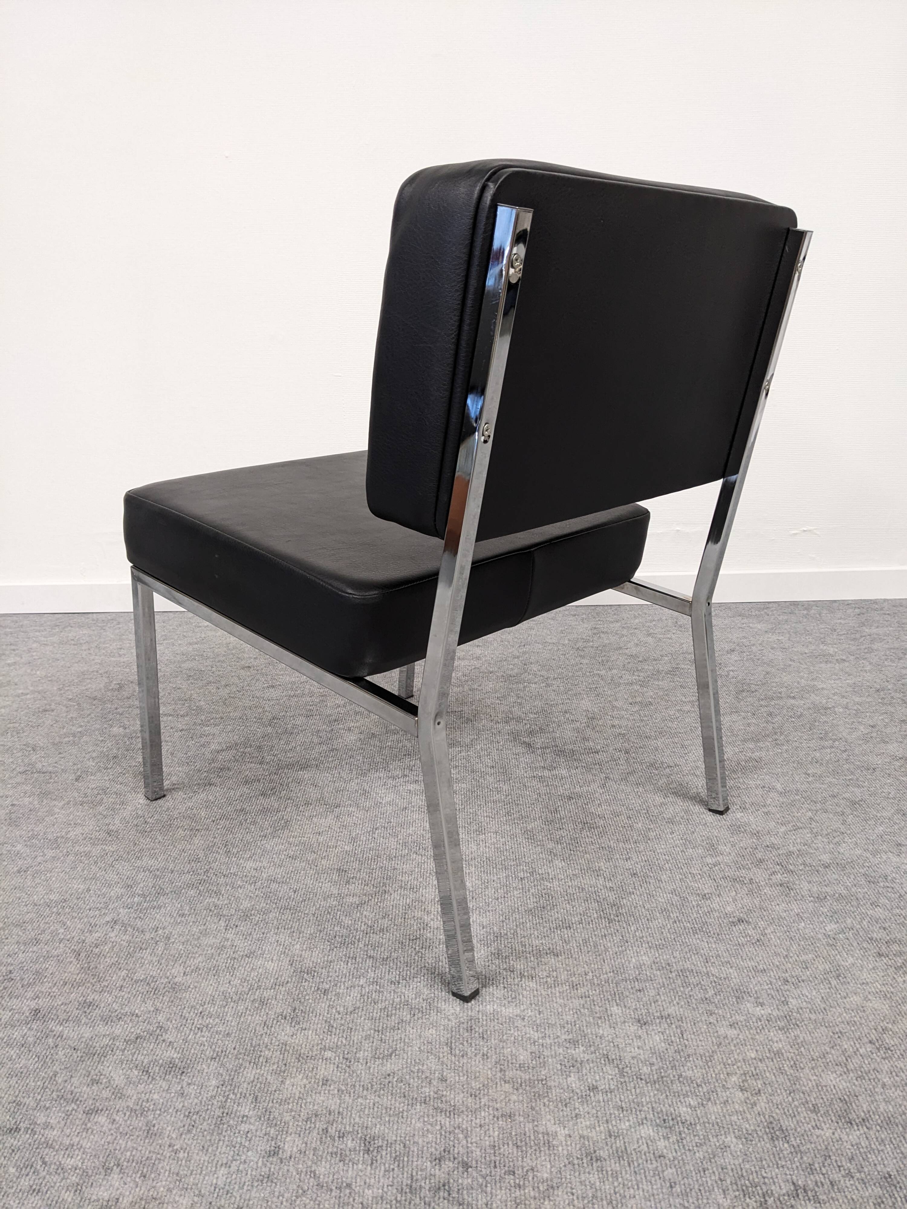 Série de 4 chauffeuses modernistes, années 70-80