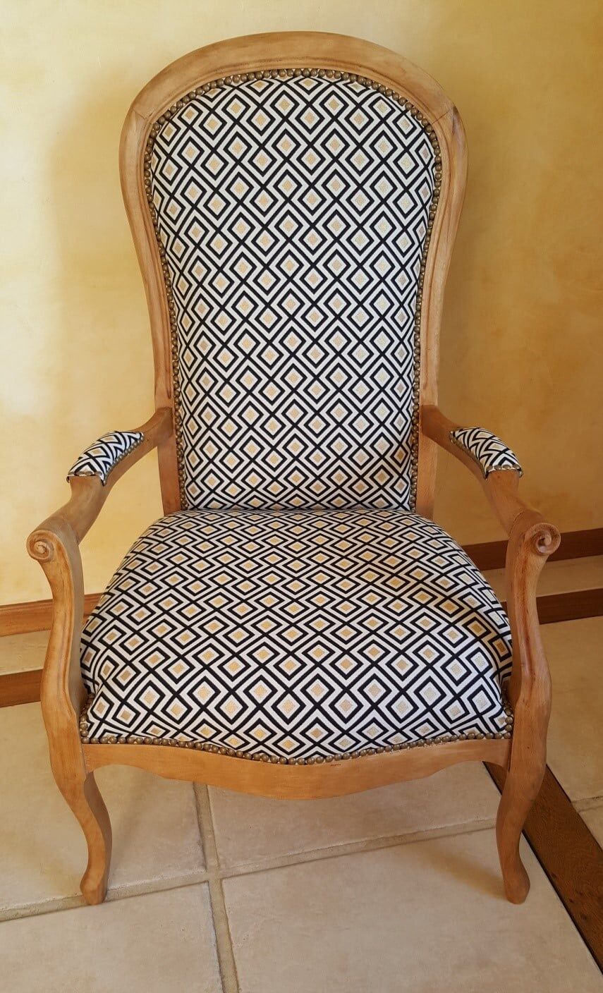 Armchair voltaire violin