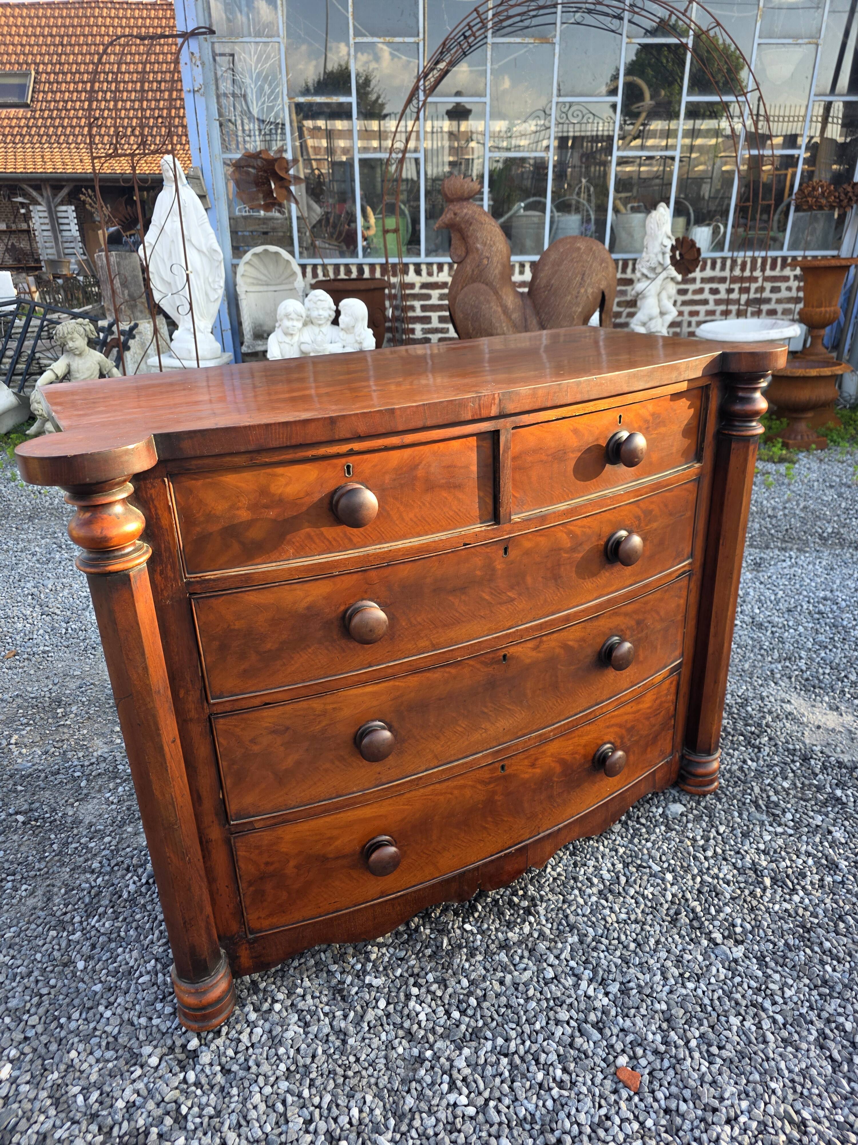 Commode galbée ancienne en acajou de style anglais
