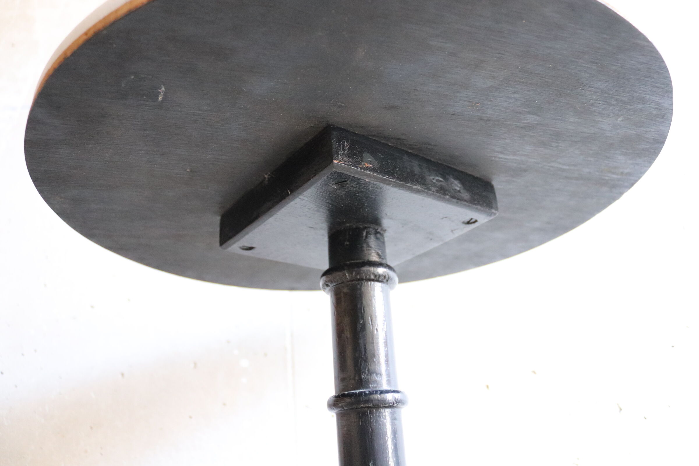 Gueridon in marble and wood