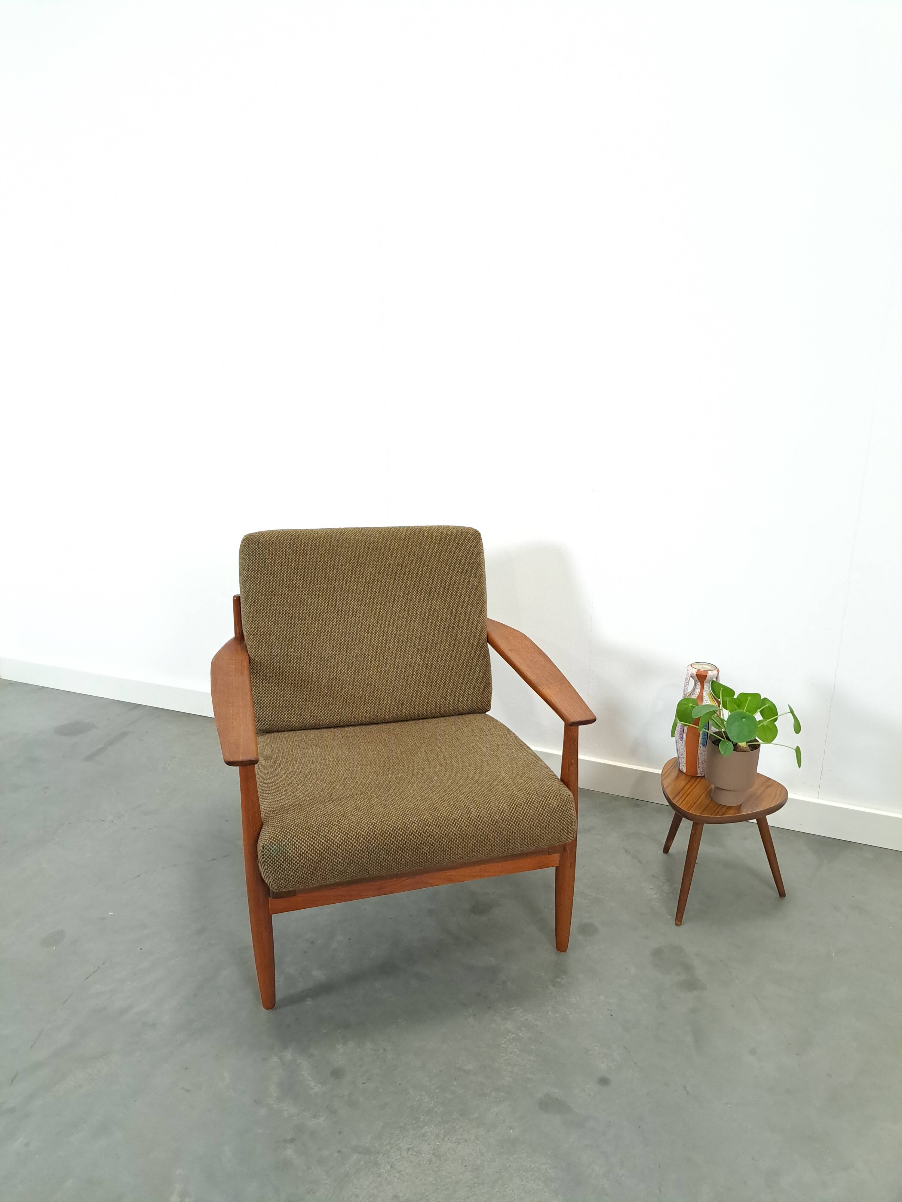 Teak Scandinavische fauteuil met bruin stoffen kussens, stoel 1