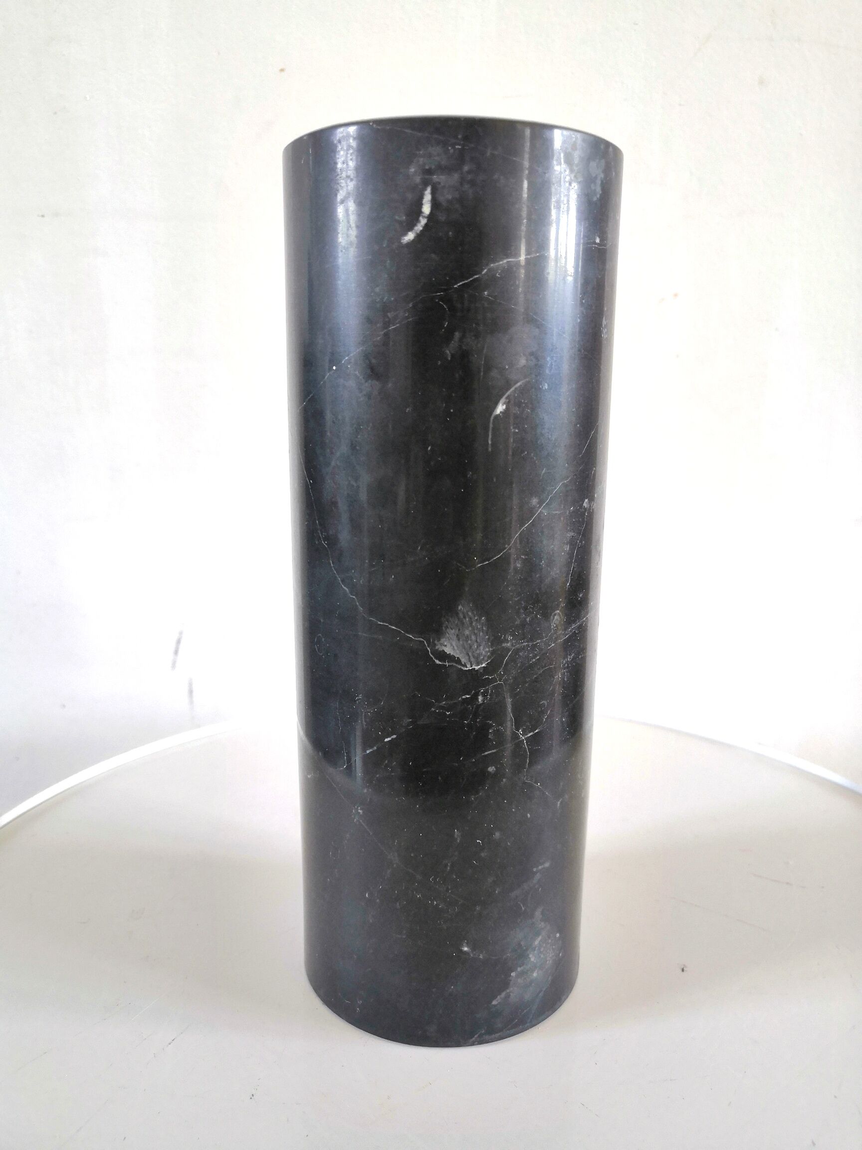 Cylindrical vase roll in black Carrara marble
