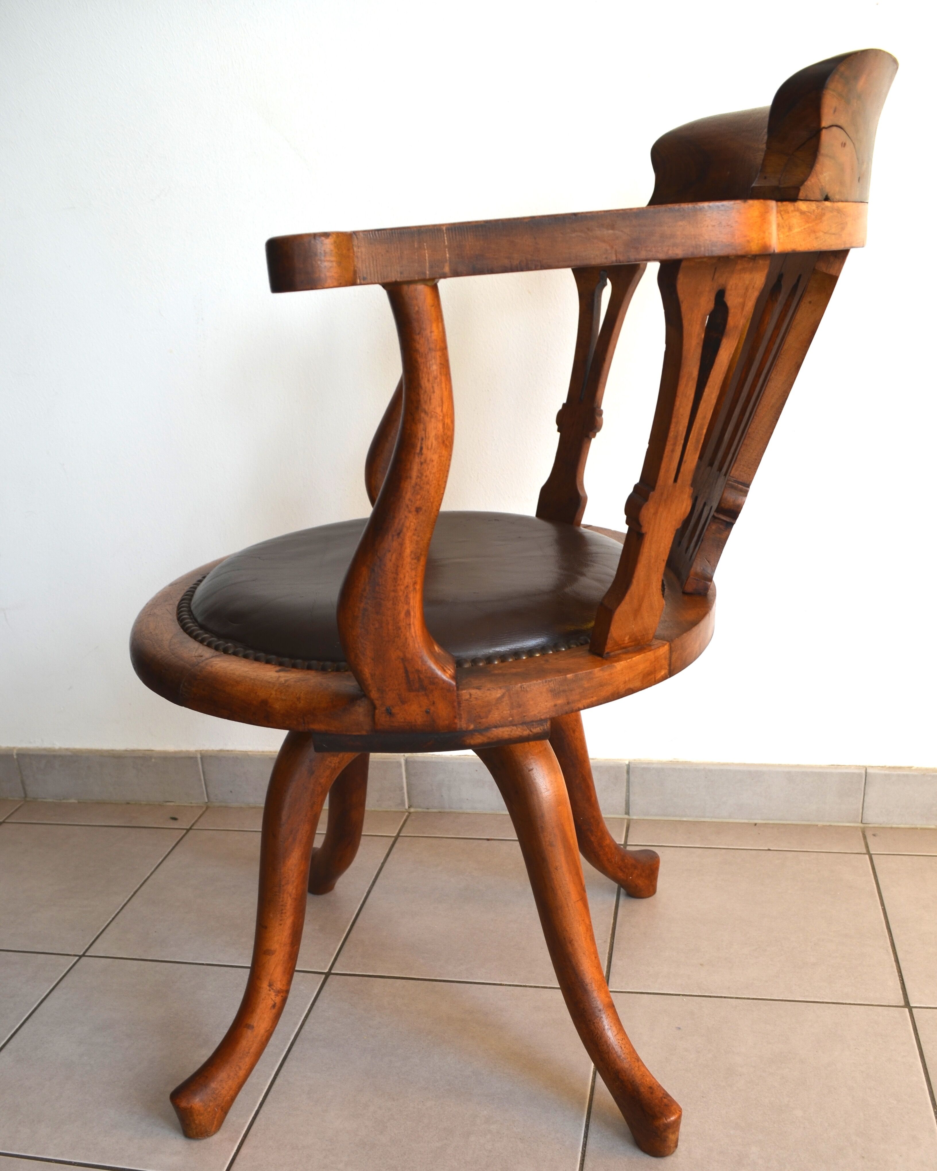 Swivel american office armchair