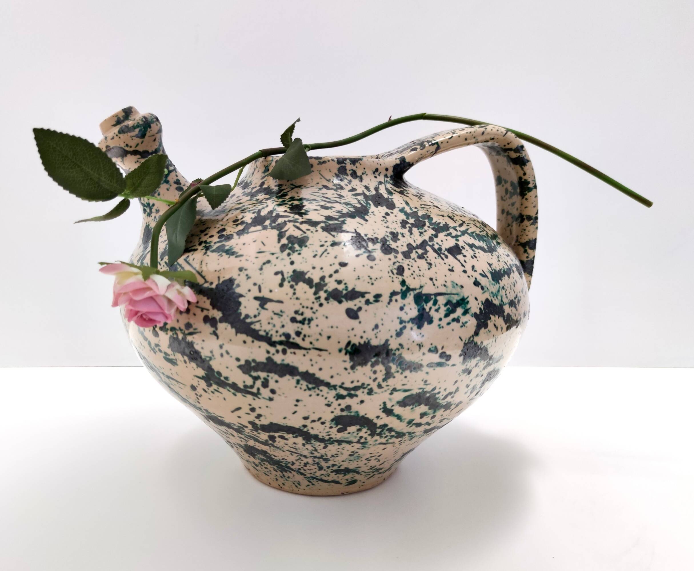 Vase vintage en terre cuite laqué et peint à la main beige et vert, Deruta