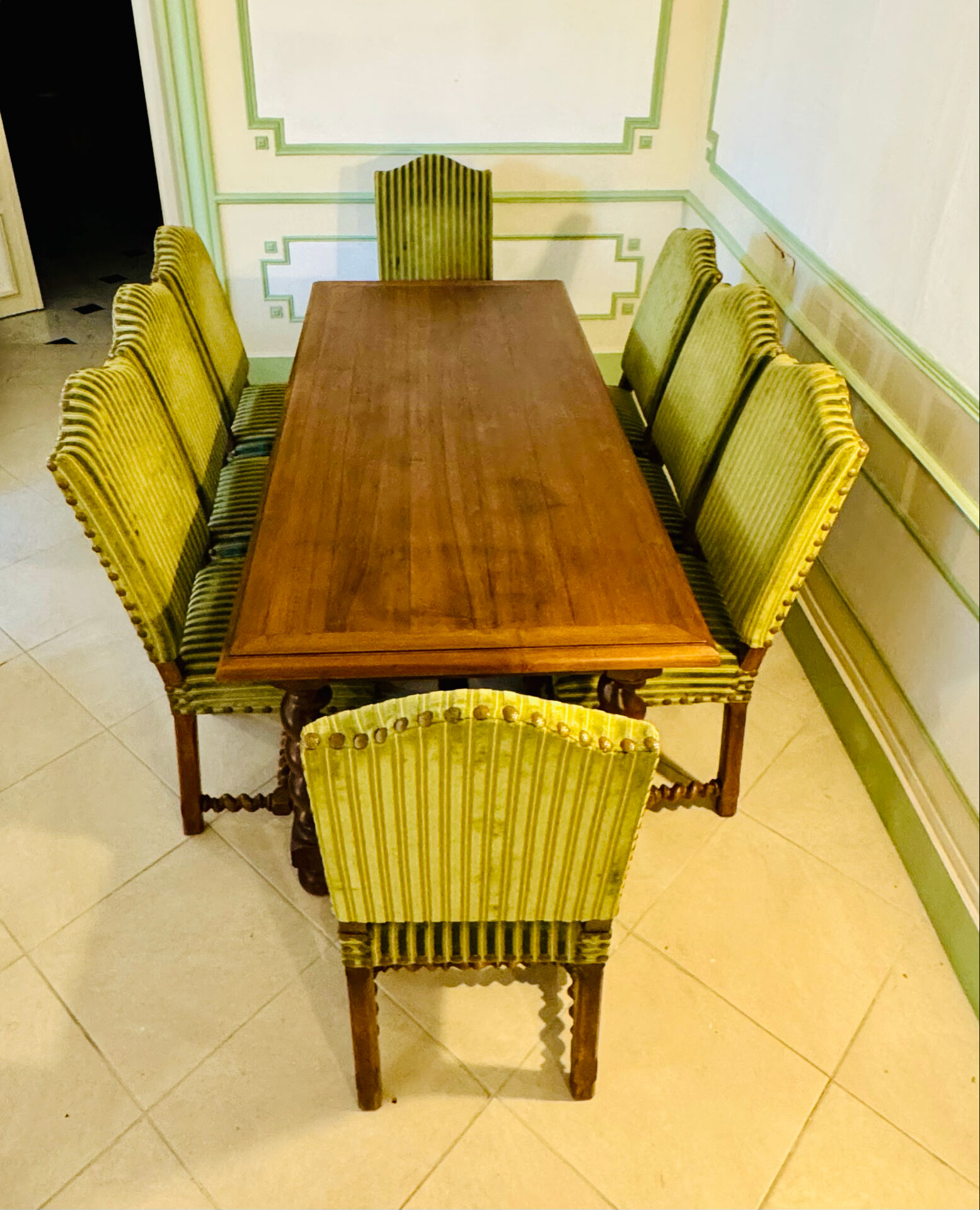 Ensemble de salle à manger en noyer massif – style Louis XIII