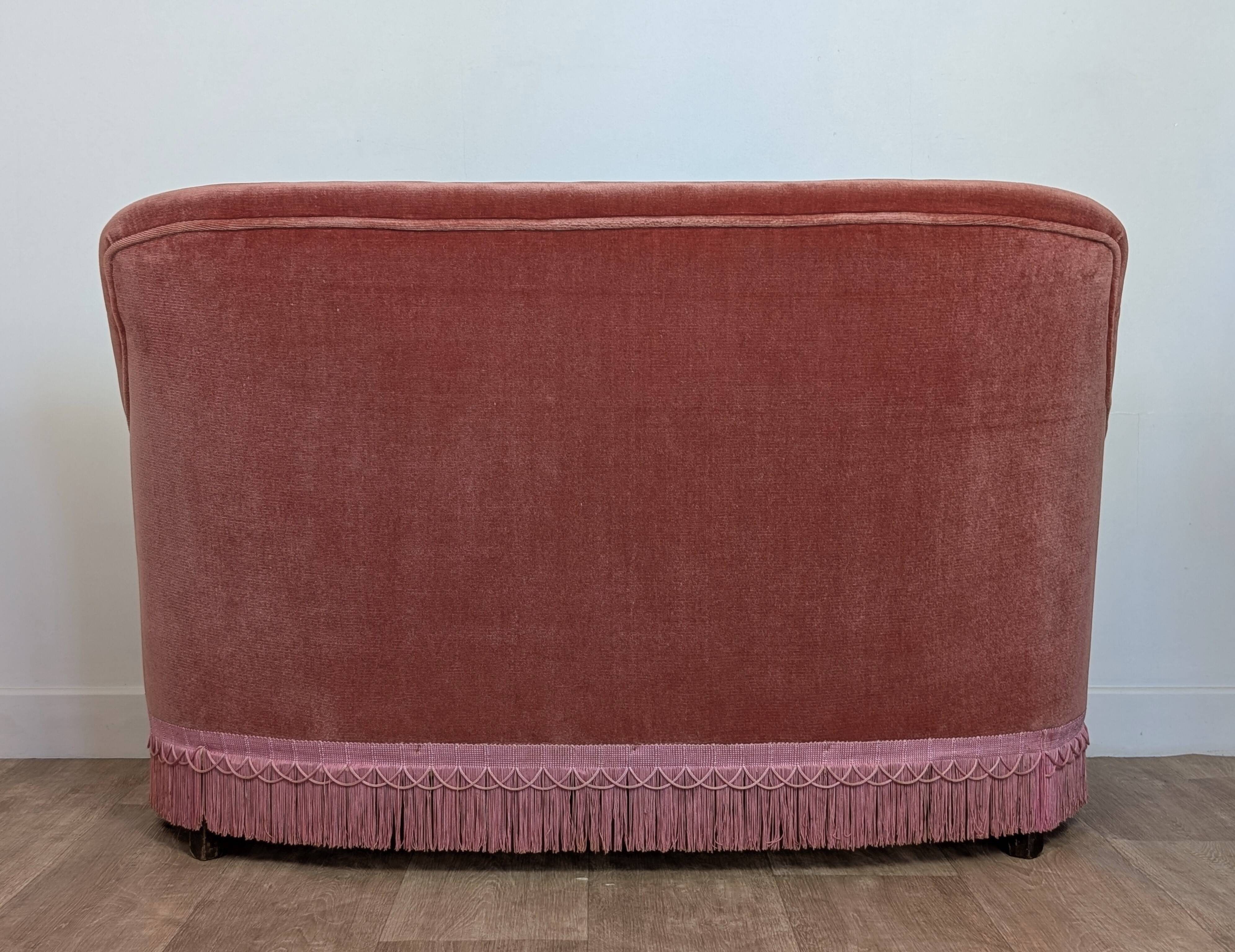 Toad sofa in old pink velvet