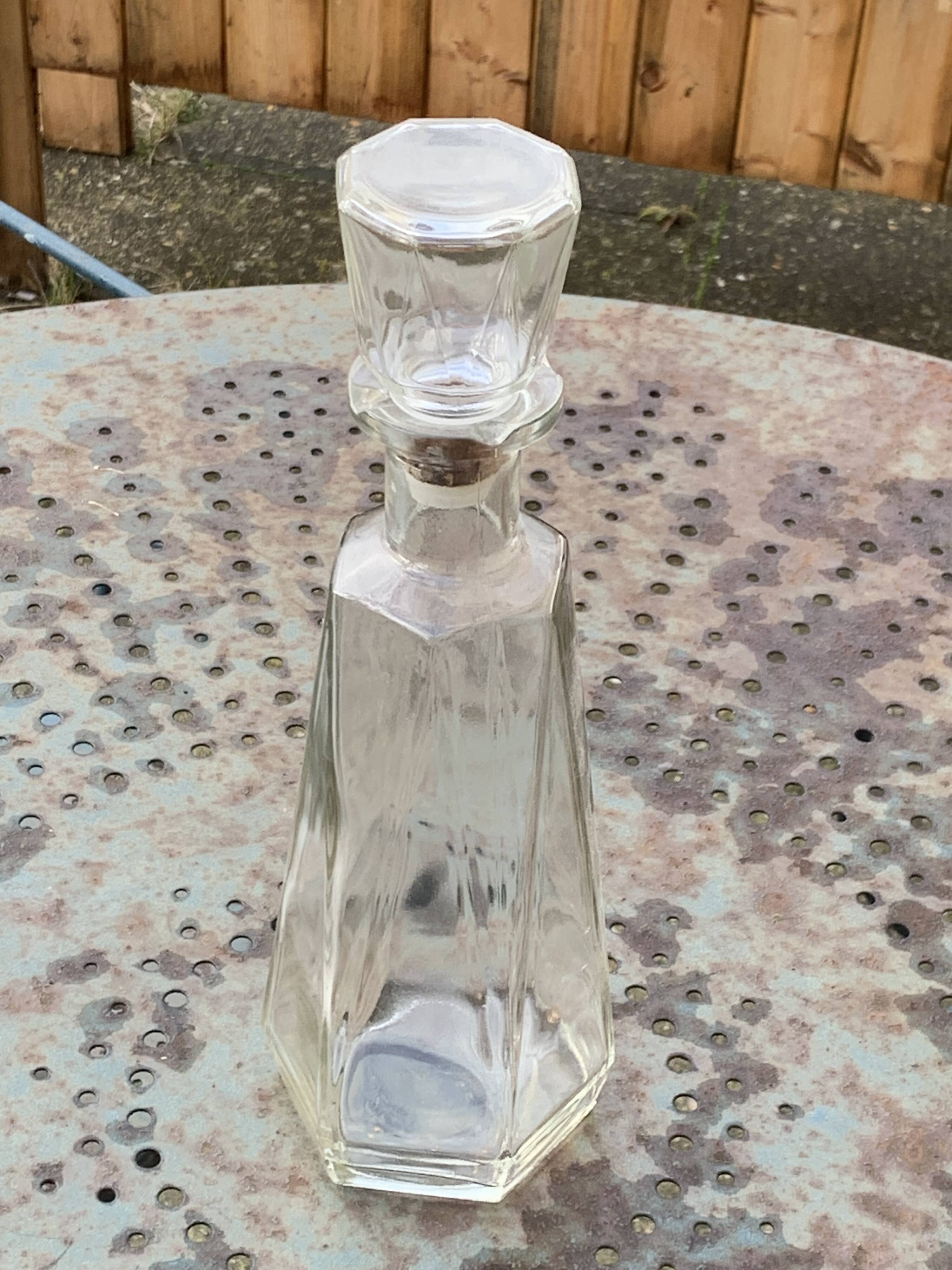 Service a whisky compose d'une carafe en verre transparent
