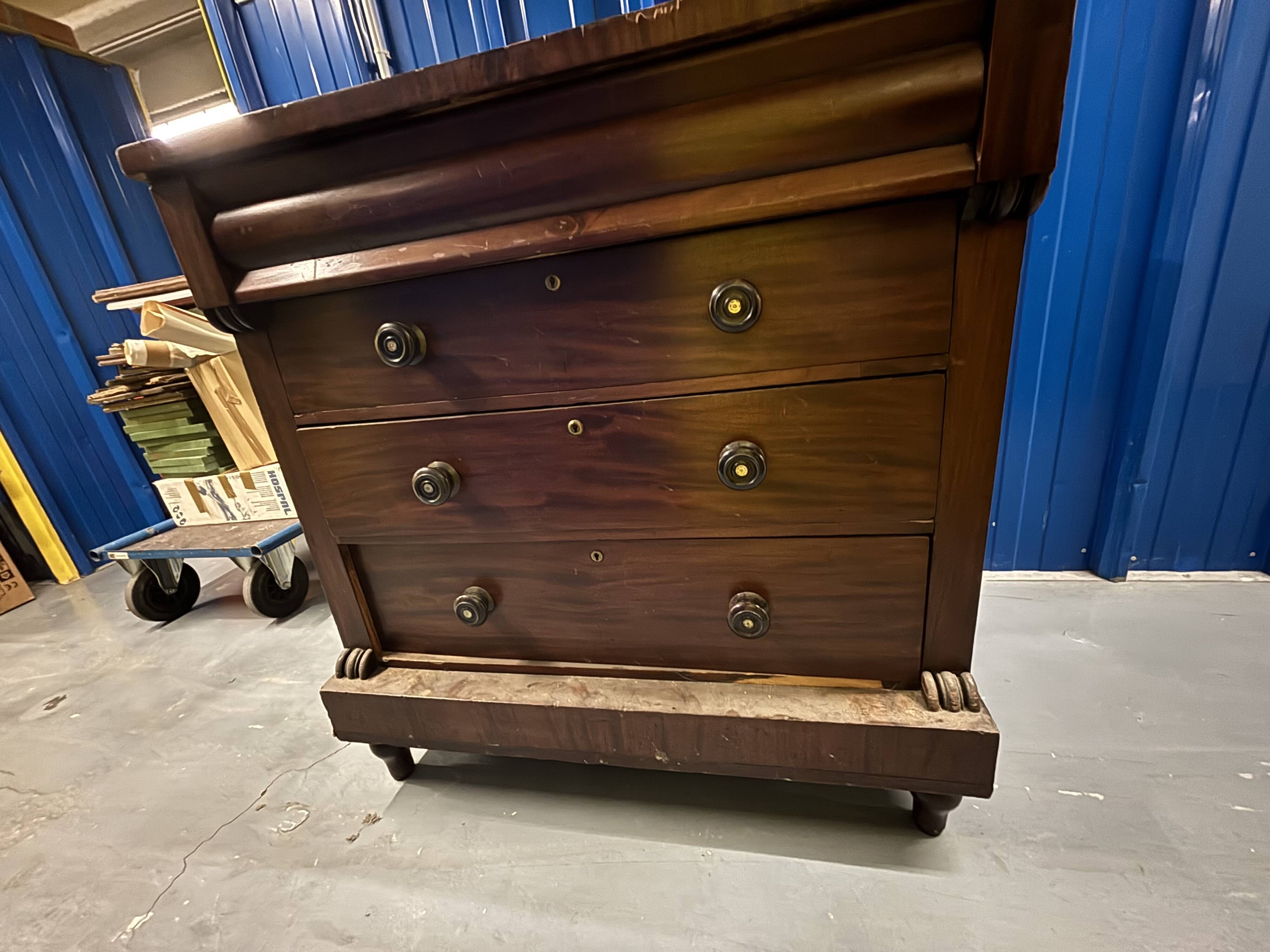 English mahogany chest of drawers