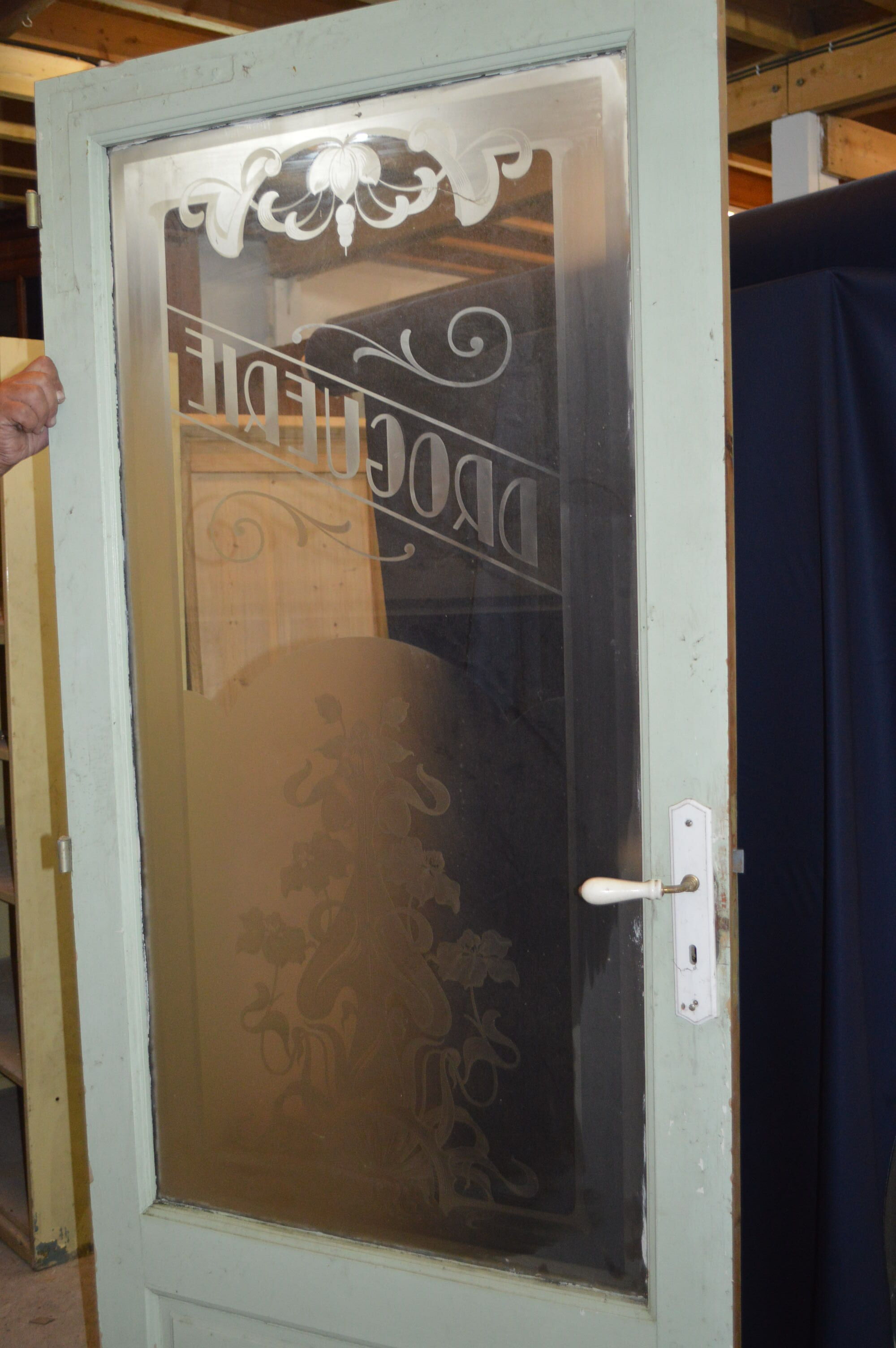 Porte avec un verre gravé "droguerie"