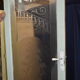 Porte avec un verre gravé "droguerie"