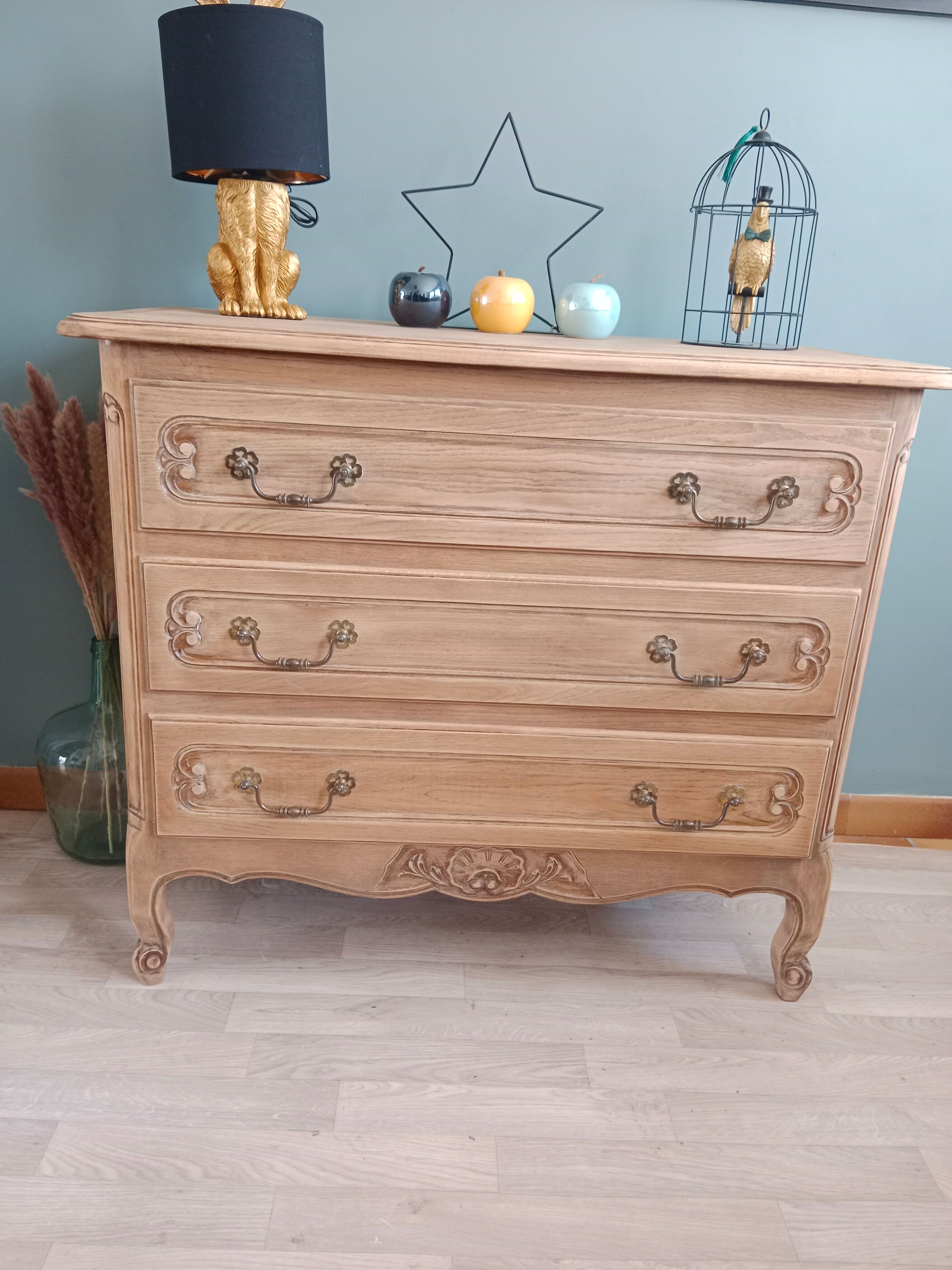 Oak chest of drawers