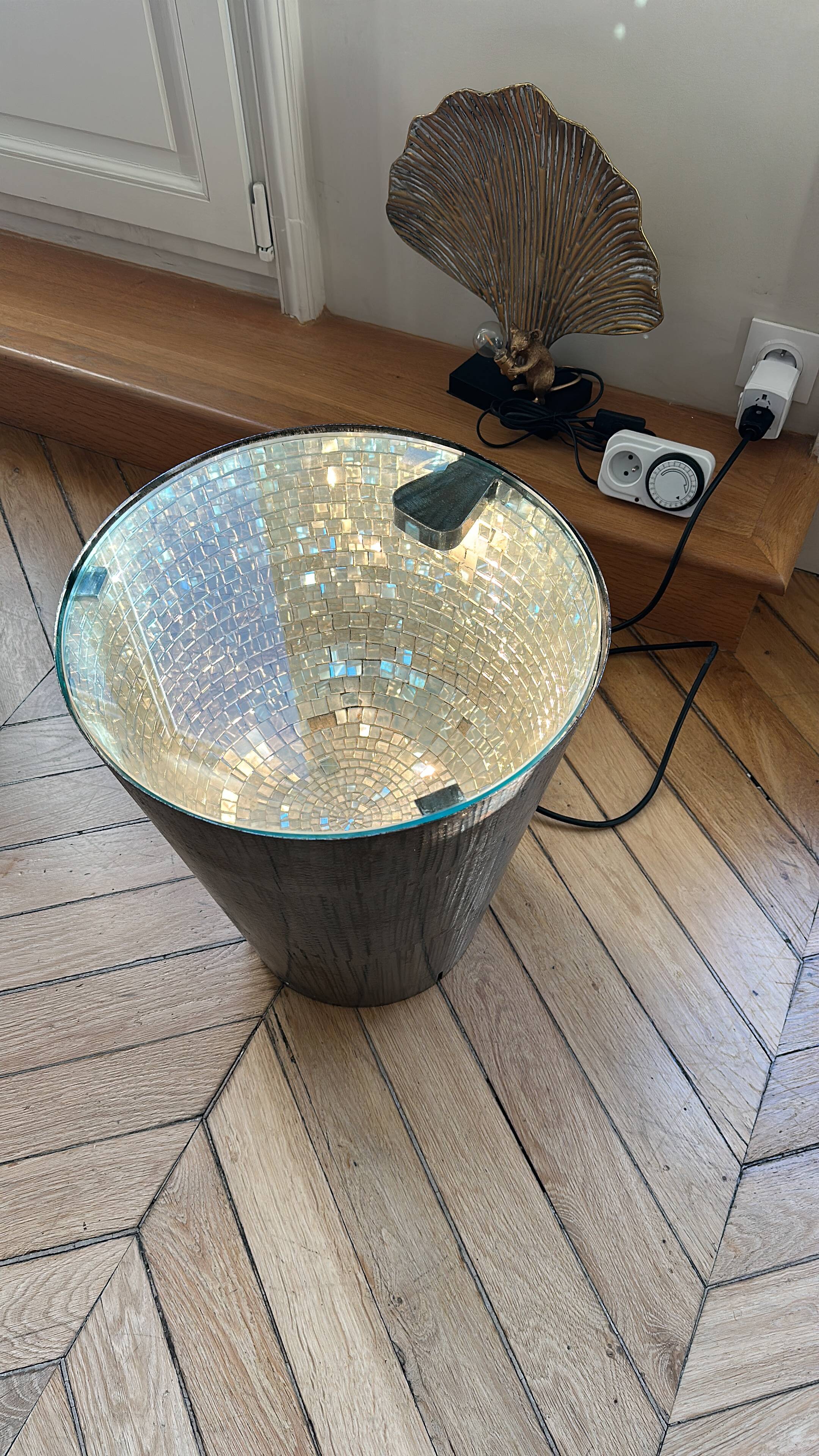 Table d’appoint lumineuse en métal brossé et miroir facetté