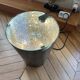 Table d’appoint lumineuse en métal brossé et miroir facetté
