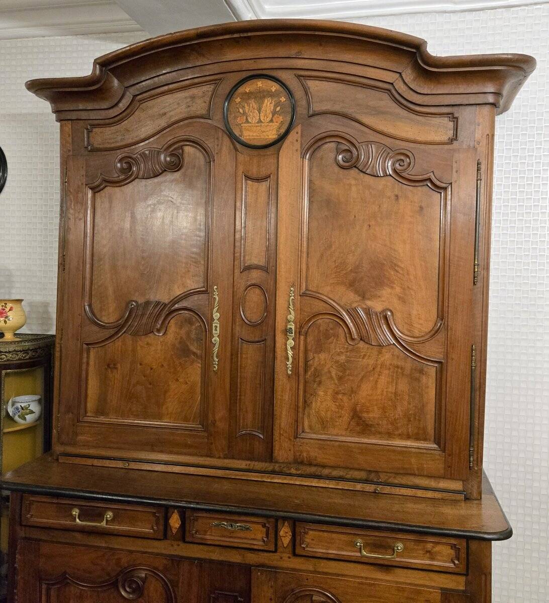 Buffet deux corps Louis XV Charolais en noyer, d’époque XVIIIᵉ si