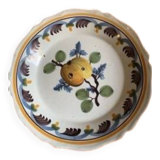 Assiette creuse en faïence ancienne à décor de prune
