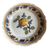 Assiette creuse en faïence ancienne à décor de prune