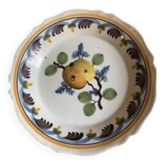 Assiette creuse en faïence ancienne à décor de prune