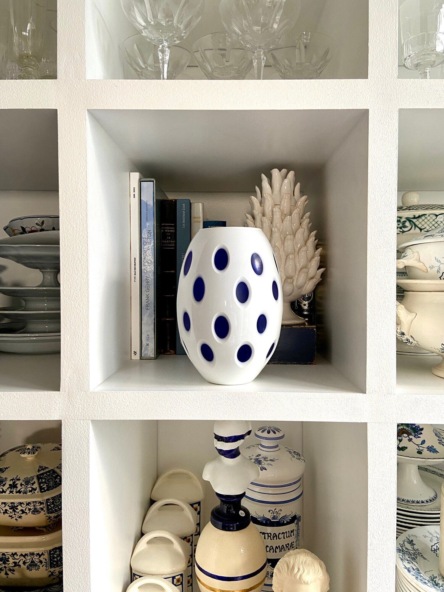 Vase overlay en pâte de verre blanche et bleue
