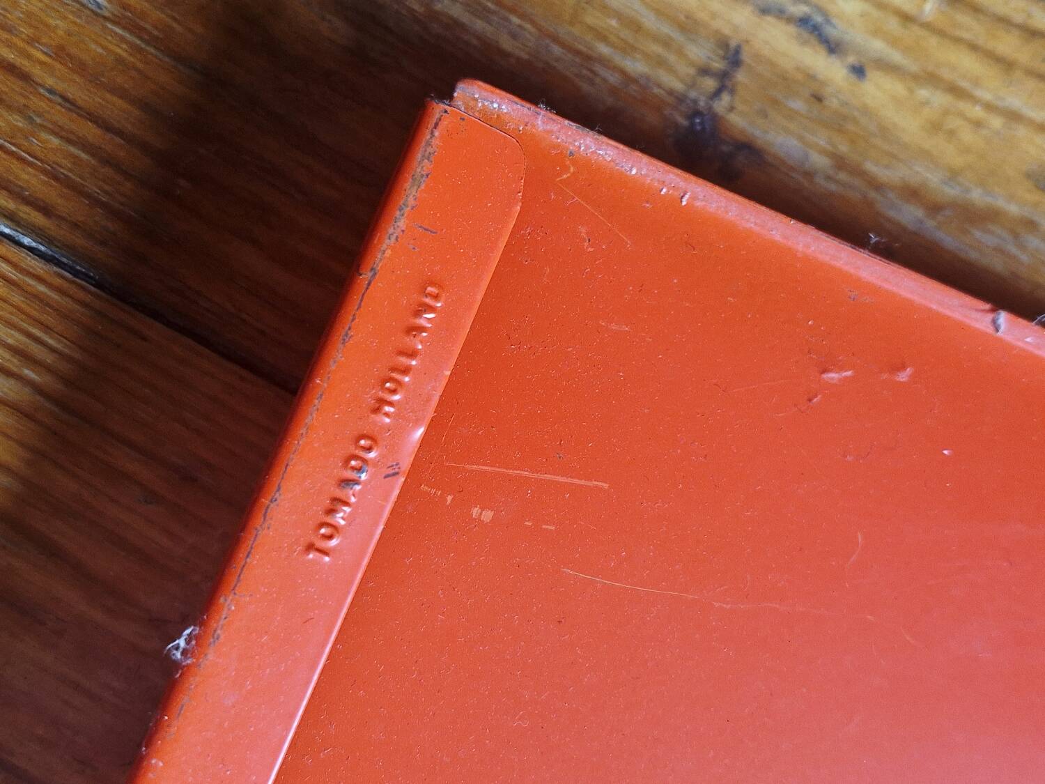 Vintage etagere taken orange shelves