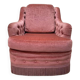 Fauteuil style crapaud en velours rose capitonné