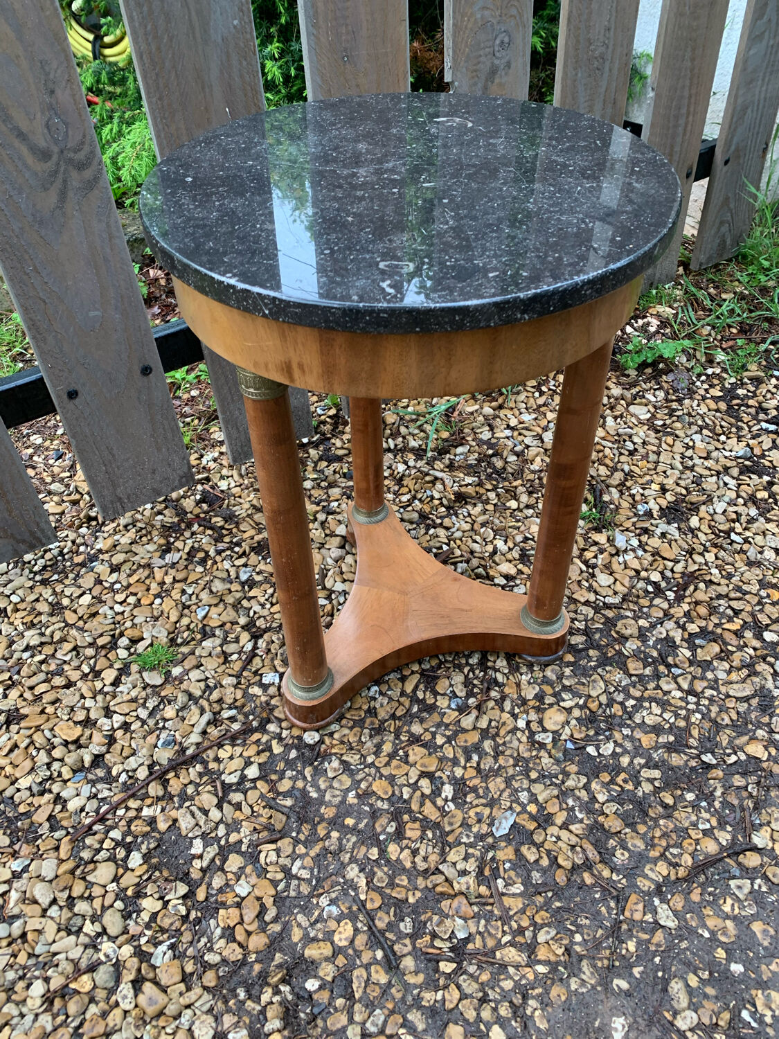 Gueridon in walnut bramble