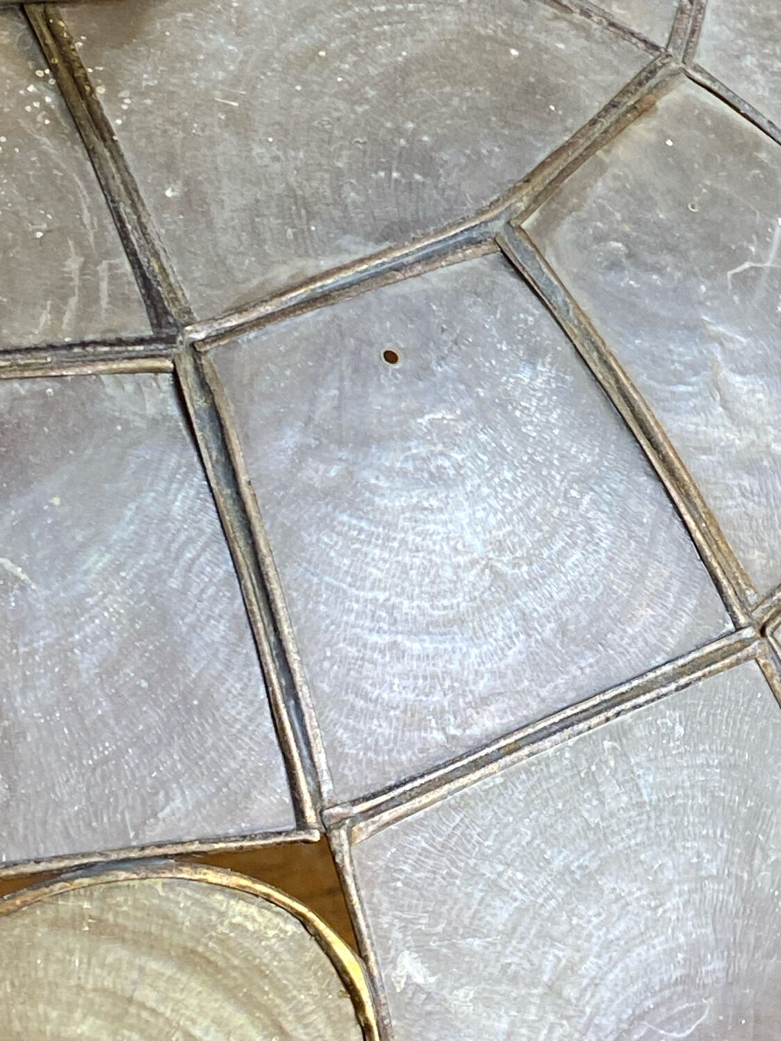 Mother-of-pearl and brass pendant with floral decoration.