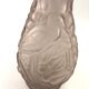 Vase art déco en verre pressé rose à décor d'oiseau
