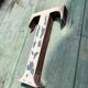 Lettres d'enseigne formant le mot "art"