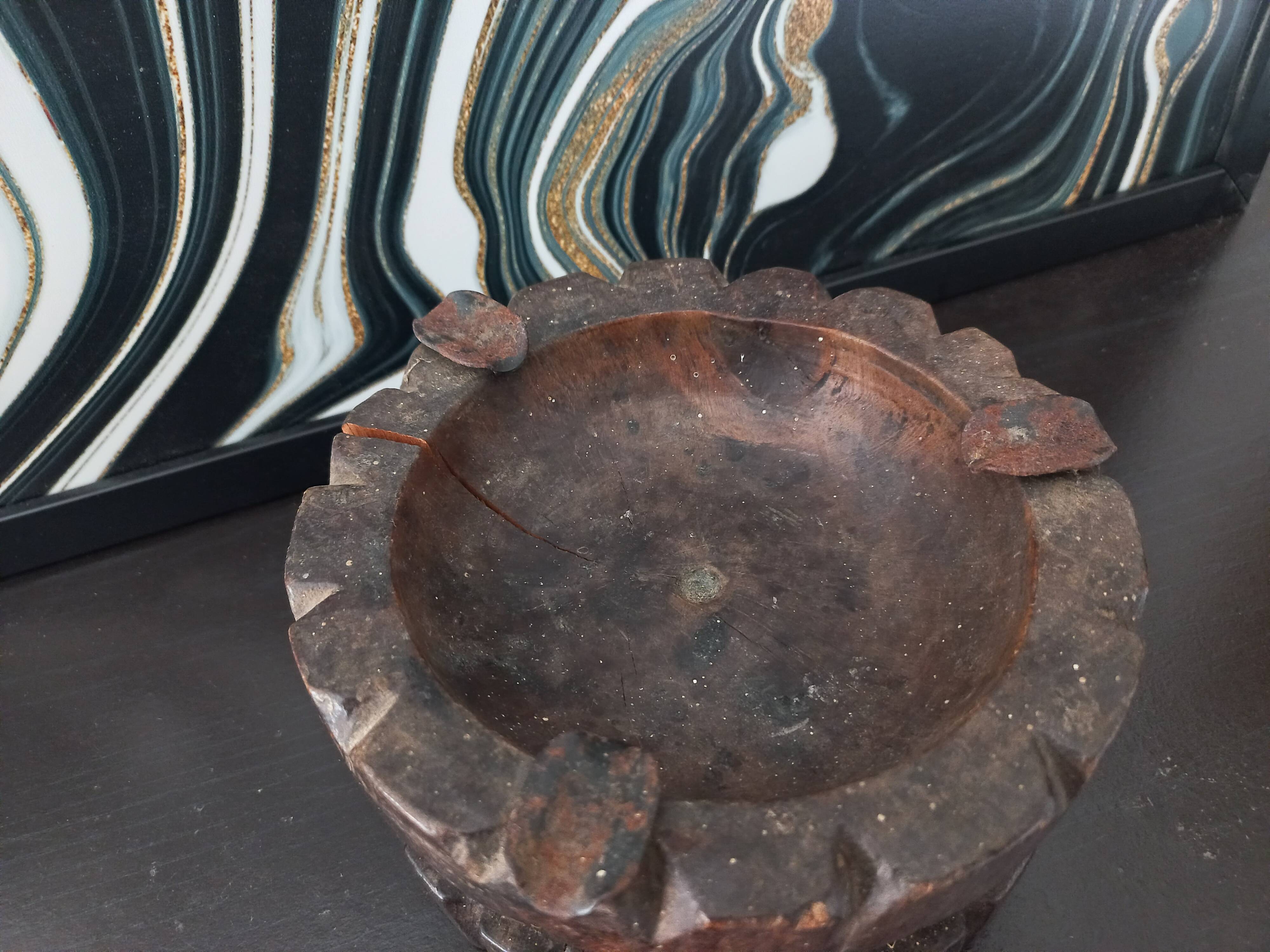 Cendrier rustique ancien en bois sculpté