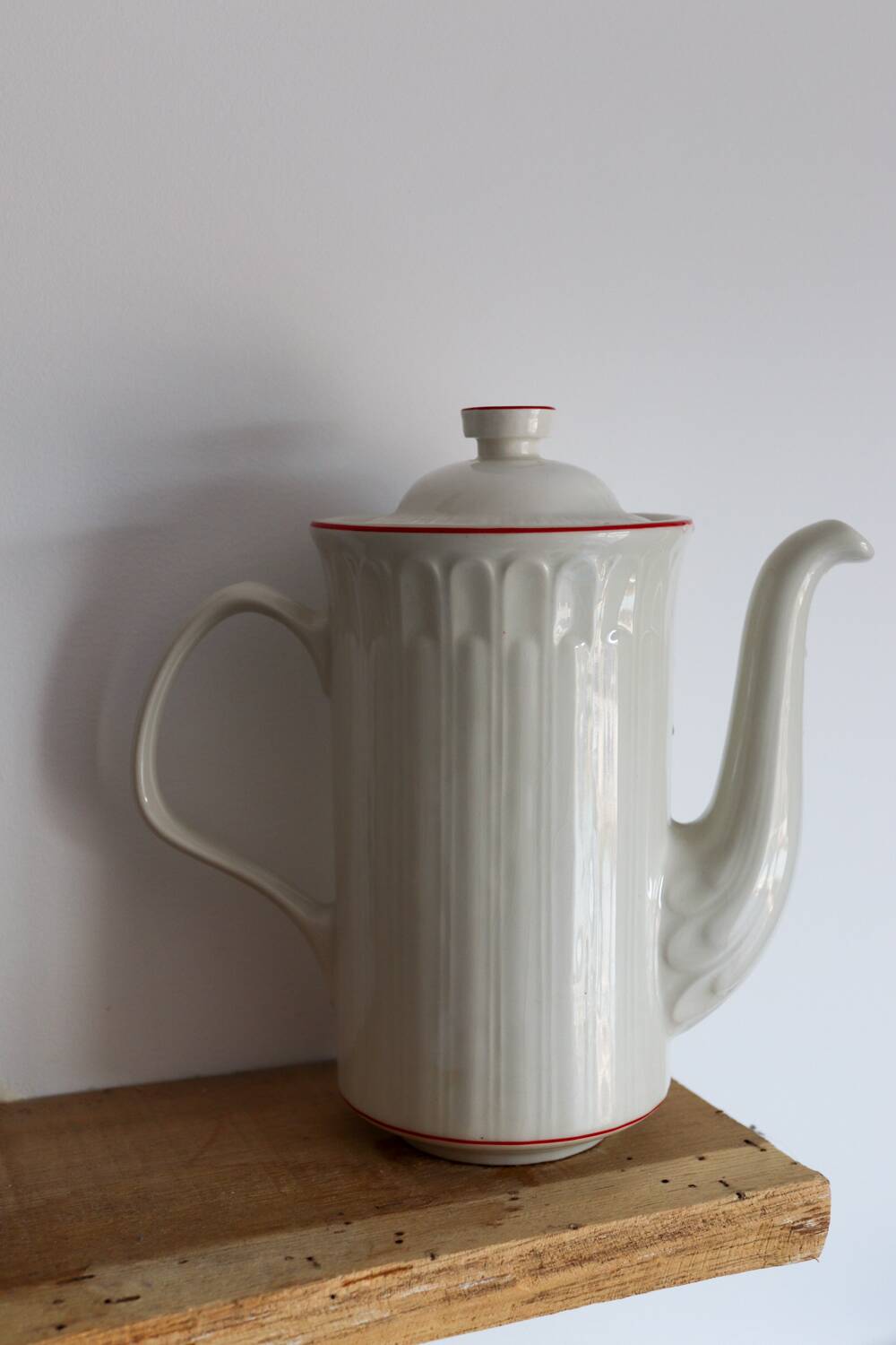 White porcelain coffee pot with red stripes – Model “Acanthus”