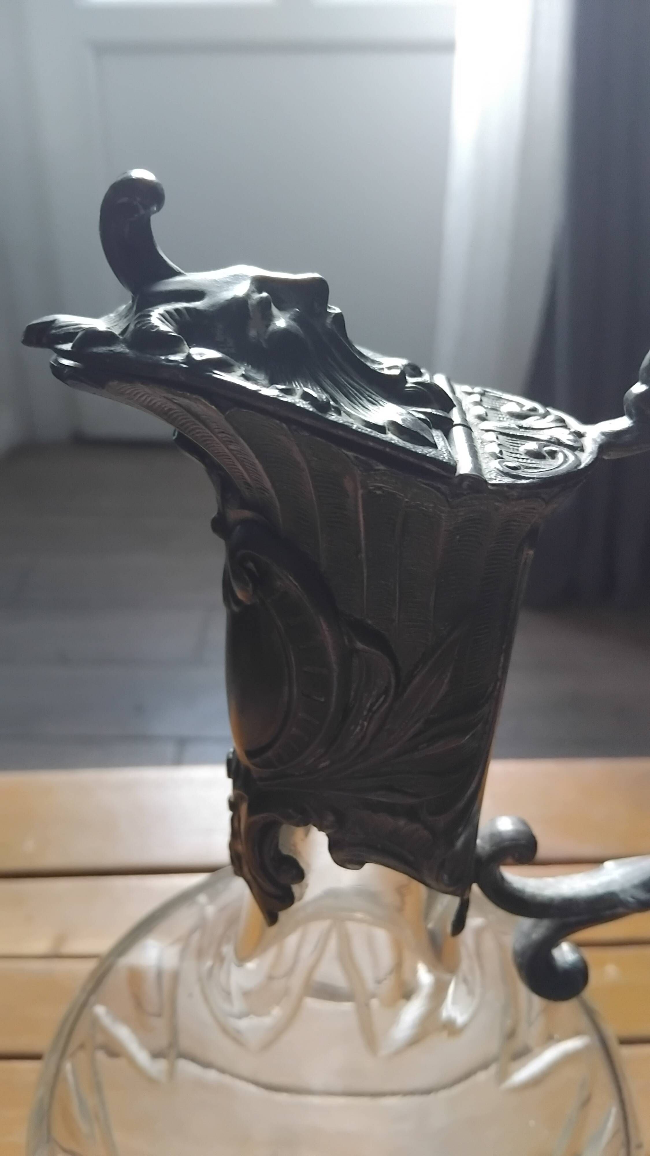Carafe aiguière très ancienne ciselée et étain
